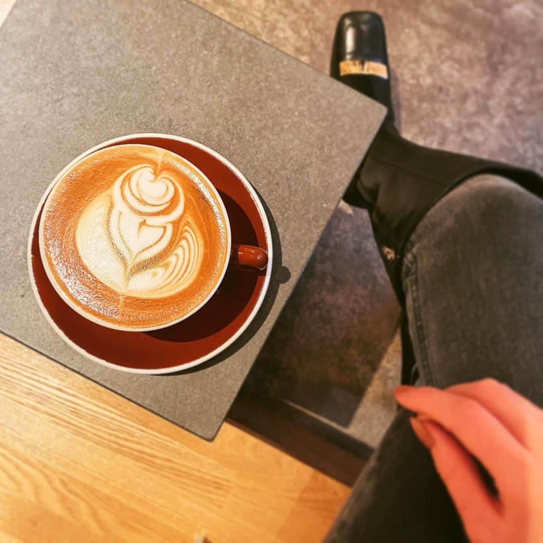 加藤桃子のインスタグラム：「coffee、とくにlatteが好きでお家でもよく飲むんだけど、やっぱりお店で飲むと違うなあ…🤦‍♀️🤎  #coffeetime  #latteart」