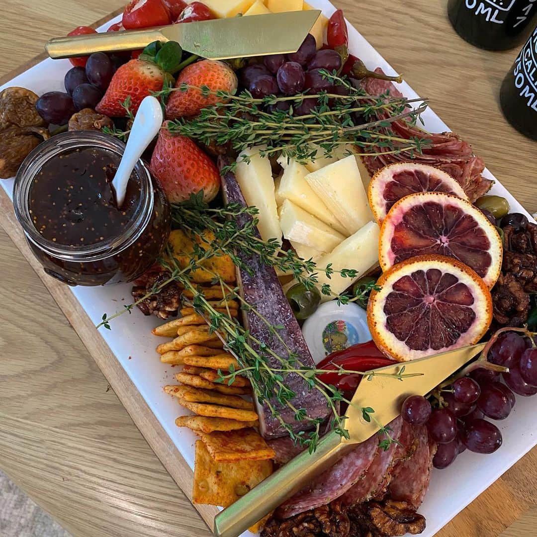 Helena Glazer Hodneさんのインスタグラム写真 - (Helena Glazer HodneInstagram)「Moments from the weekend. There was quite a bit of indulging on wine, cheese (i got to use my new cheese knives) and too much TV for all of us. New blanket and knives from @nordstrom . #nordstrom #sponsored http://liketk.it/37j7X」2月1日 12時09分 - brooklynblonde1