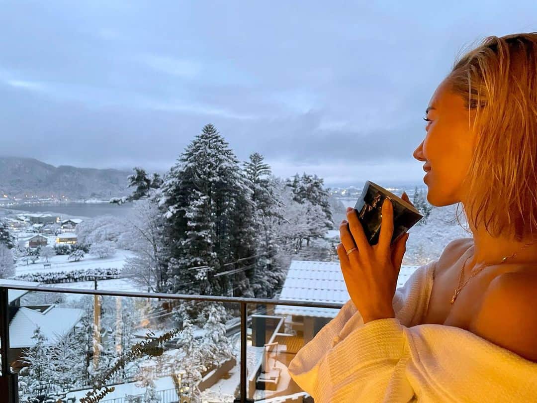 EMIさんのインスタグラム写真 - (EMIInstagram)「雪景色☃️❄️ ・ #snow #japantravel #hotsprings #family #雪 #雪景色 #河口湖 #ふふ河口湖 #温泉 #家族旅行」2月1日 12時11分 - emi.i.0626
