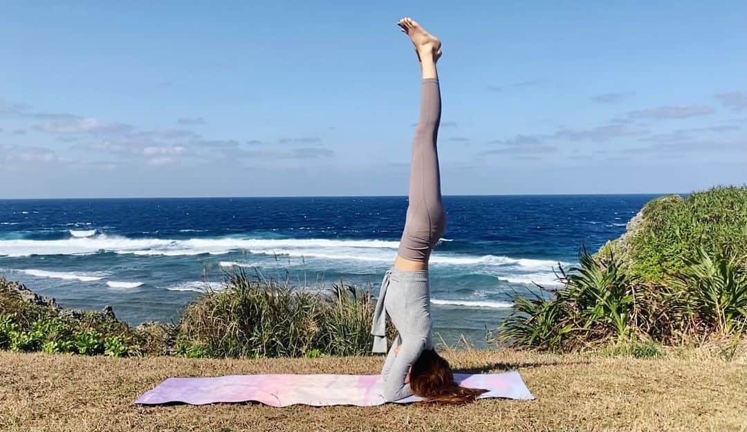 宮崎沙矢加のインスタグラム：「You must be the change you want to see in the world🌏Just a feel you feeling now🧘‍♀️✨ . . . #yoga #okinawa #yogainstructor #meditation #headstand #alo #aloyoga #alomoves #yolo #beachlife #follow #gym #workout #yogini #yogateacher #ヨガ　#ヨガインストラクター #沖縄　#沖縄ヨガインストラクター #ビーチヨガ」