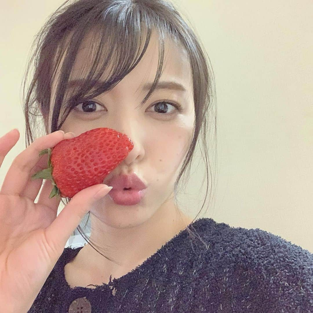 矢島舞美さんのインスタグラム写真 - (矢島舞美Instagram)「. 今日から2月に突入だねー♡^ ^ 2月も楽しんで行きましょう♪ . 昨日、叔母がおいしい苺を持ってきてくれました〜🍓美味〜♡ . . #矢島舞美#苺」2月1日 10時43分 - maimiyajima_official_uf