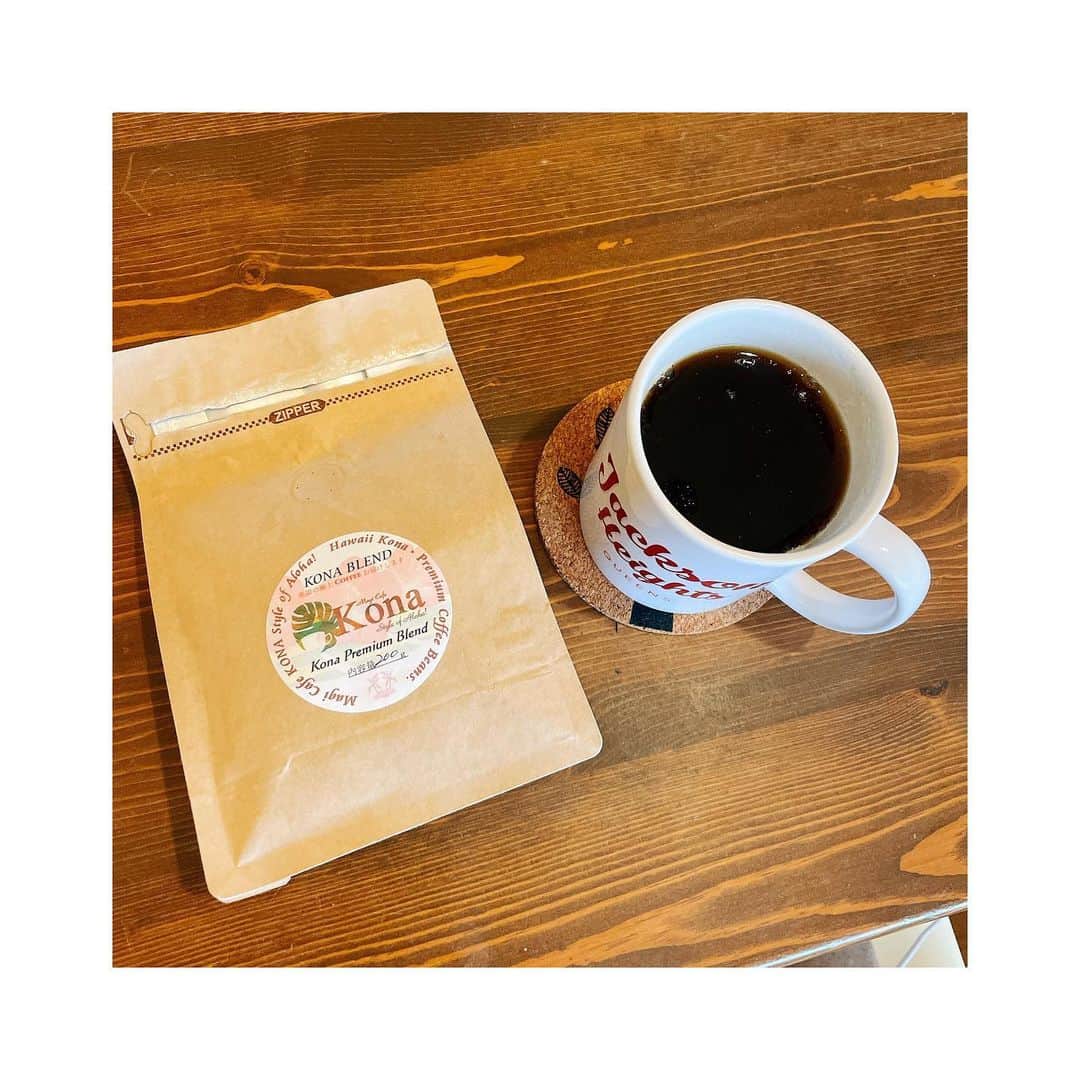 川本睦子さんのインスタグラム写真 - (川本睦子Instagram)「毎朝コーヒー。いつも大好きなカフェ @magicafekona のKonaブレンドを飲んでます。 めちゃくちゃ希少なHawaiiのKona最高級グレードのエクストラファンシーのコーヒー豆もお取り寄せできますよ！ わたしはたいてい1日に1杯しか飲まないので、コーヒーは少しばかりいいものを買いたいなと思います。  #konacoffee #konaextrafancy  #magicafekona #広島 #コーヒー #コナコーヒー」2月1日 10時51分 - muzco