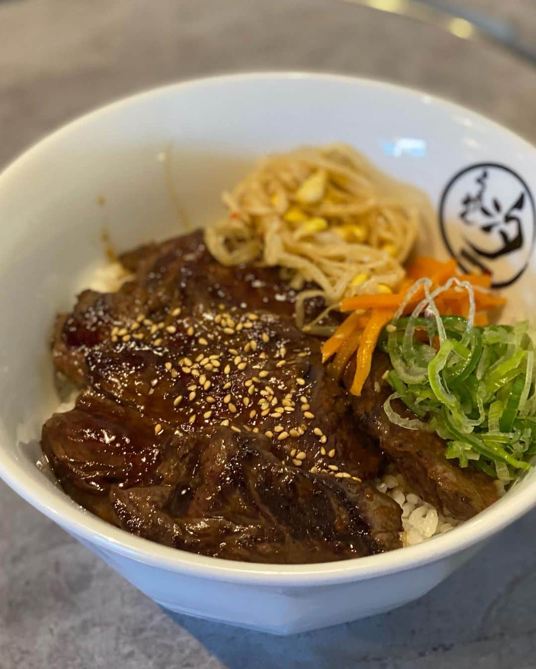 Ayuminさんのインスタグラム写真 - (AyuminInstagram)「🍜らぁめん汐🍜 焼肉のエイトカルビ、ナインカフェと 併設されている知立のラーメン店！ . テーブルに置いてあるモニターで注文！ ラーメンと焼肉屋だからこその丼も 楽しめるのが🙆🏼‍♀️❣️ハラミ丼お気に入り✨ . ☑️汐台湾らぁめん ☑️海老汐らぁめん ☑️ハラミ丼 . ※過去pic . . スタバクイーン👸🏼メインアカウント ➡︎ @ayumin0220stb . #エイトカルビ#らぁめん汐#ナインカフェ #知立ランチ#知立グルメ#刈谷ランチ#刈谷グルメ #愛知ランチ#愛知グルメ #インスタグルメアワード2021#あいなご#ナゴレコ#グルメライター」2月1日 10時57分 - ayumin0220