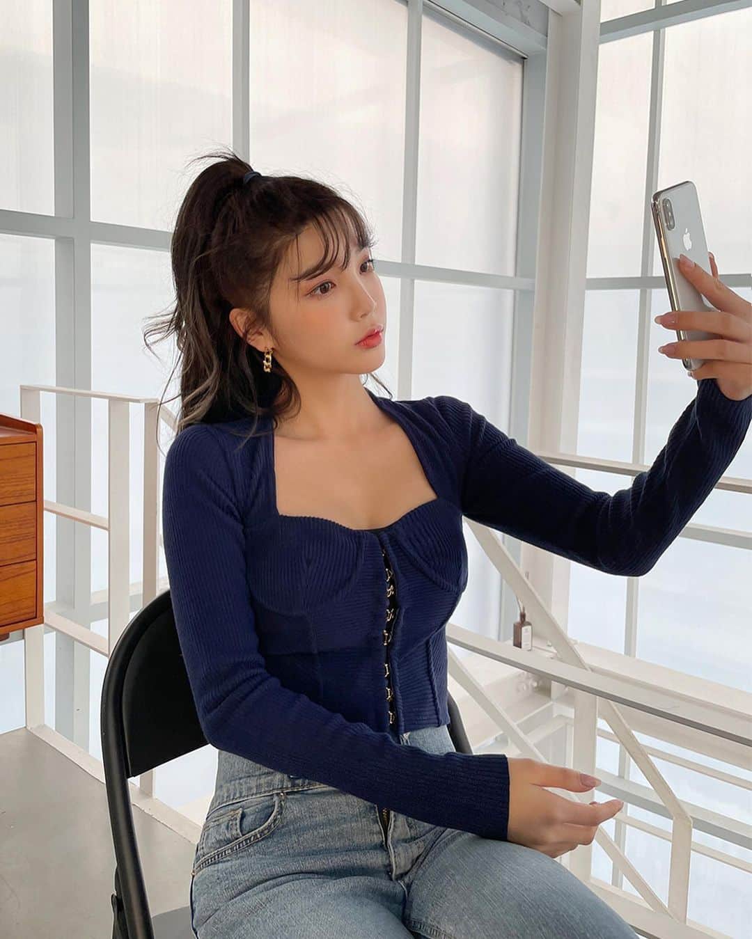Chuuさんのインスタグラム写真 - (ChuuInstagram)「네이비 컬러가 쪼-금 더 인기만점💙  데님과 코디하면 데일리룩에 글래머러스함 포인트 한 스푼 추가된 페미닌한 스타일이 연출되어요❣️  #chuu#츄#lovely_daily_look_chuu」2月1日 11時01分 - chuu_official