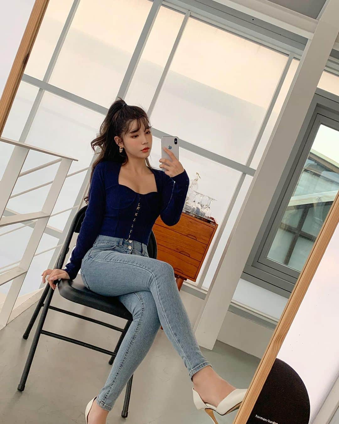 Chuuさんのインスタグラム写真 - (ChuuInstagram)「네이비 컬러가 쪼-금 더 인기만점💙  데님과 코디하면 데일리룩에 글래머러스함 포인트 한 스푼 추가된 페미닌한 스타일이 연출되어요❣️  #chuu#츄#lovely_daily_look_chuu」2月1日 11時01分 - chuu_official