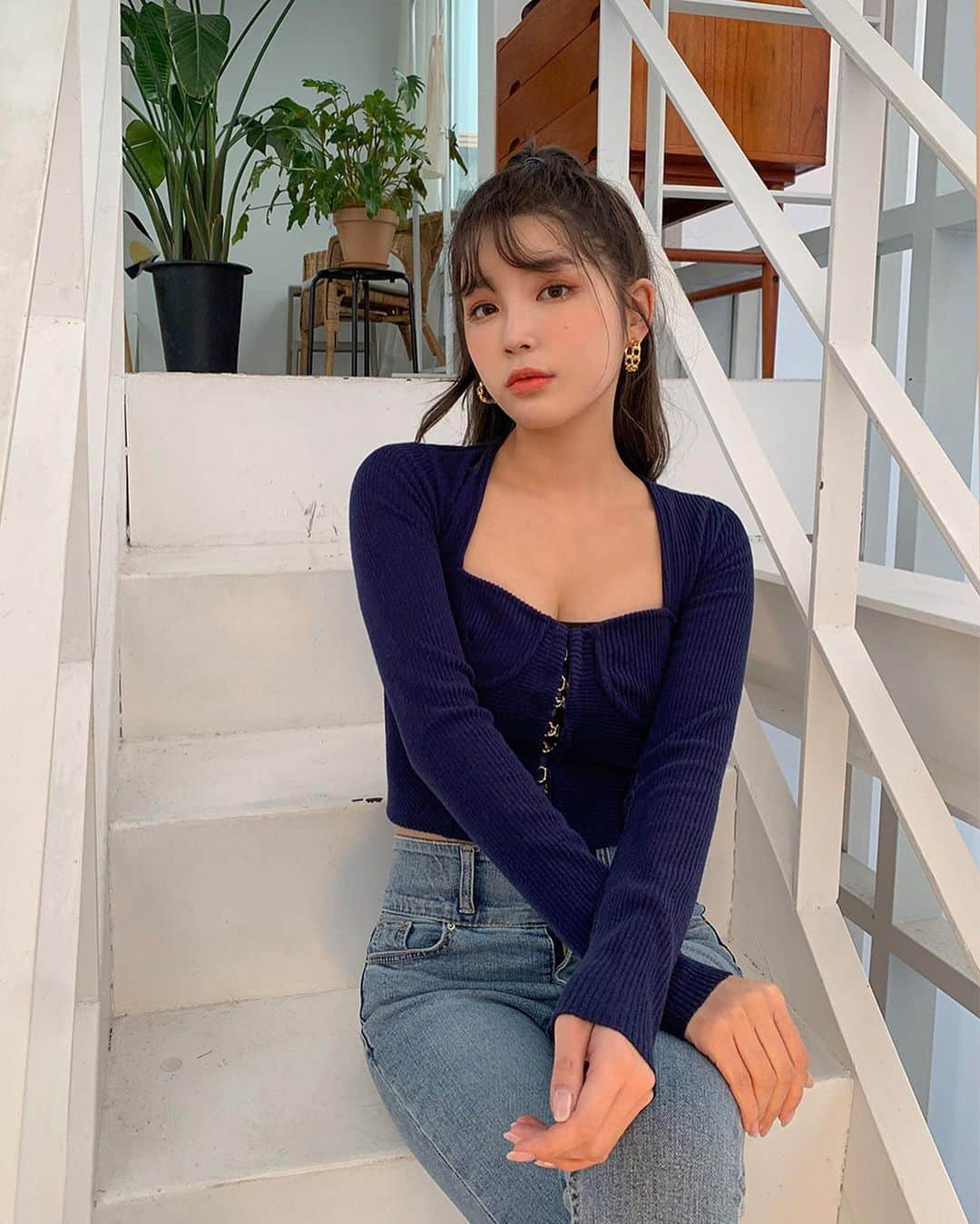 Chuuのインスタグラム：「네이비 컬러가 쪼-금 더 인기만점💙  데님과 코디하면 데일리룩에 글래머러스함 포인트 한 스푼 추가된 페미닌한 스타일이 연출되어요❣️  #chuu#츄#lovely_daily_look_chuu」