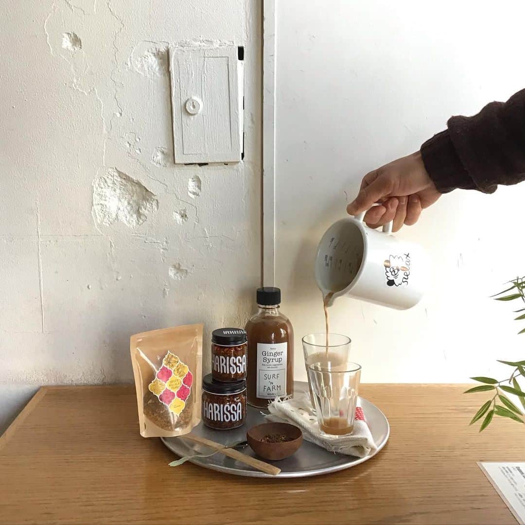 Pho 321 Noodle barのインスタグラム：「梅見月のスタート、土佐のsoul essential 、45epicesよりsurf’n farmのspicy ginger syrupのご紹介です。  小さなカップにシロップをしのばせて　ゆっくりと煮出したマサラチャイを注ぐspicy special chai、有機檸檬をひと搾り🍋hot ginger aid、辛口のビールを注いでシャンディガフ...お気に入りの使い方を沢山見つけて下さいませ。  harrisaもmとl 2サイズが再入荷、大切な方への贈り物にもどうぞ。  海老とお野菜の生春巻きは　北海道三野農園さんの白にんじん　紅大根　イエロービートルート、シルキースイート入り、自家製ピーナッツソースがおすすめです。  本日も11:30am opening 5:30pm last call 6pm closing、non stop、同時間でUber eats,chompyのデリバリーサービスも稼働致します🗺🚴‍♂️ 店頭でのお引き渡しのto go boxのご予約はこちらから　☎︎03-6432-9586  新しい月も　皆さまと共に、引き続き安全第一で どうぞ宜しくお願い致します。  today’s recommend:pho chicken,bun tandoori fish(warm),3rd noodle,com chicken/pork,summer roll for sharing,mini dong-pou-rou rice,boiled 🥚/extra sesonal veggie and coconut pudding🏝  today’s opening 📻‘night’ from ‘time’/louis cole  #chompy #ubereats #pho321 #togo　#デリバリー #45epices #surfnfarm #kurumiharrisa #relaxmagazine　#梅見月」