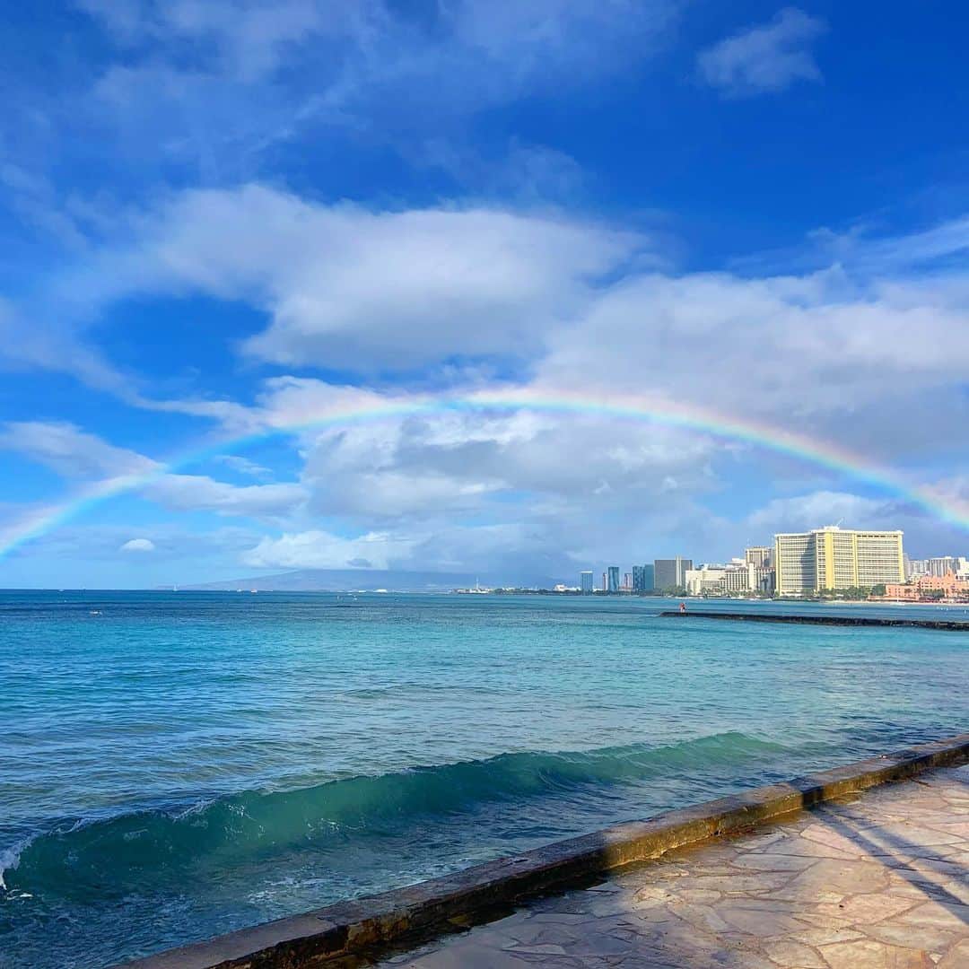Aloha Street アロハストリートさんのインスタグラム写真 - (Aloha Street アロハストリートInstagram)「今朝のワイキキ。とってもきれいな虹が見えました😊🌈（エリカ）  #ハワイ#レインボー」2月1日 11時20分 - alohastreetcom_hawaii