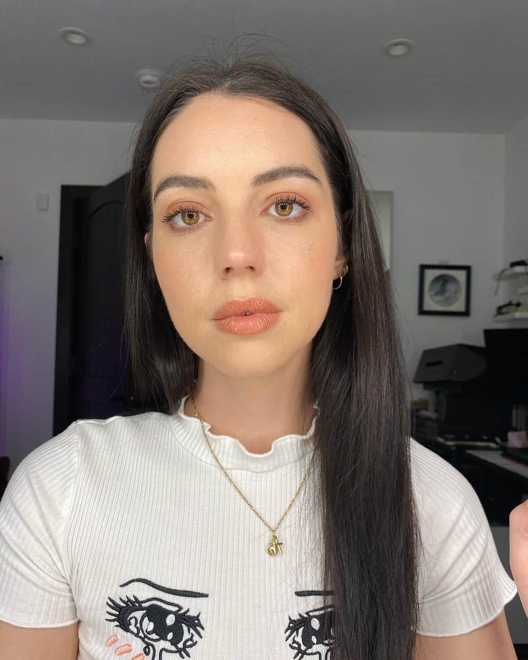 アデレード・ケインのインスタグラム：「I’m wearing make up but my god it hasn’t sat this well in MONTHS 🥰」