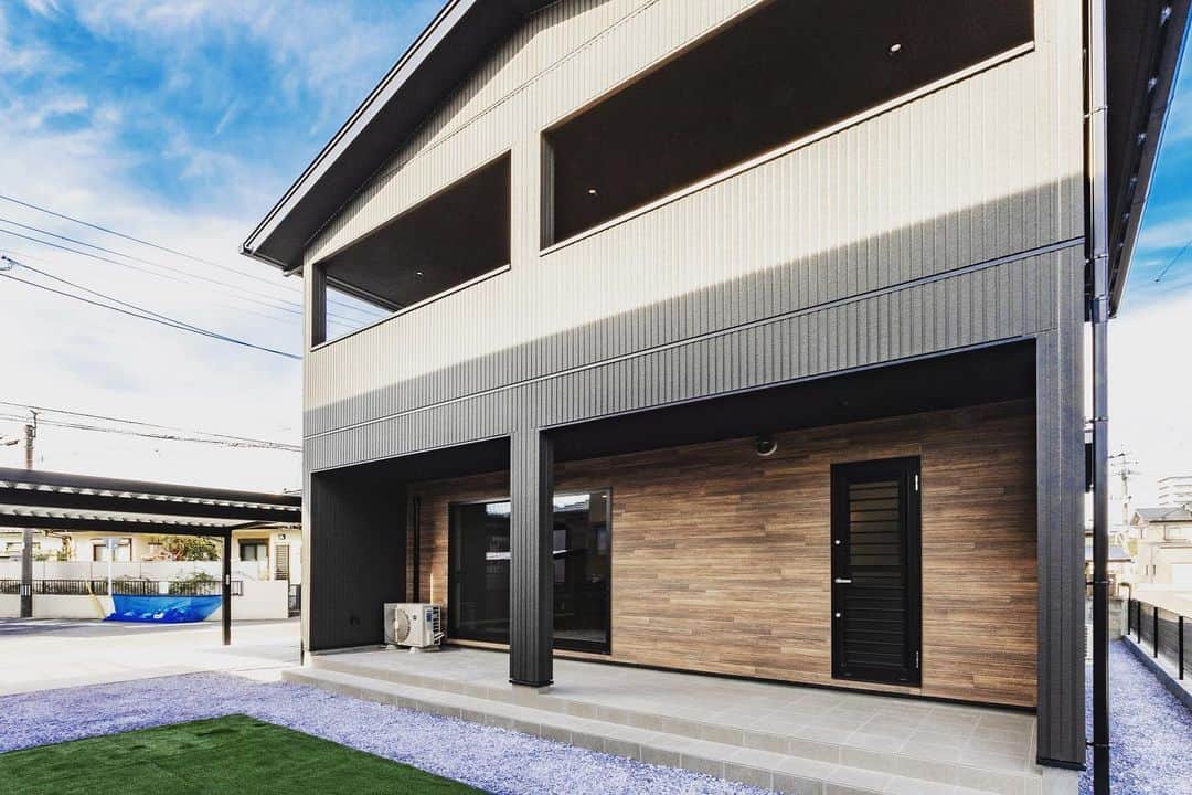 日大建築のインスタグラム：「シンプルモダンがコンセプトのお家です🏠  #日大建築#カリフォルニアスタイル #サーファーズハウス新築#注文住宅#宮崎市#モダン#オシャレ#ビーチ#海#surf #ハワイ#アメリカン#大工#建築#設計#ウッドスタイル#中古住宅#リフォーム#リノベーション#カバードポーチ#ウッドデッキ#ヘリンボーン#マイホーム#家造り」