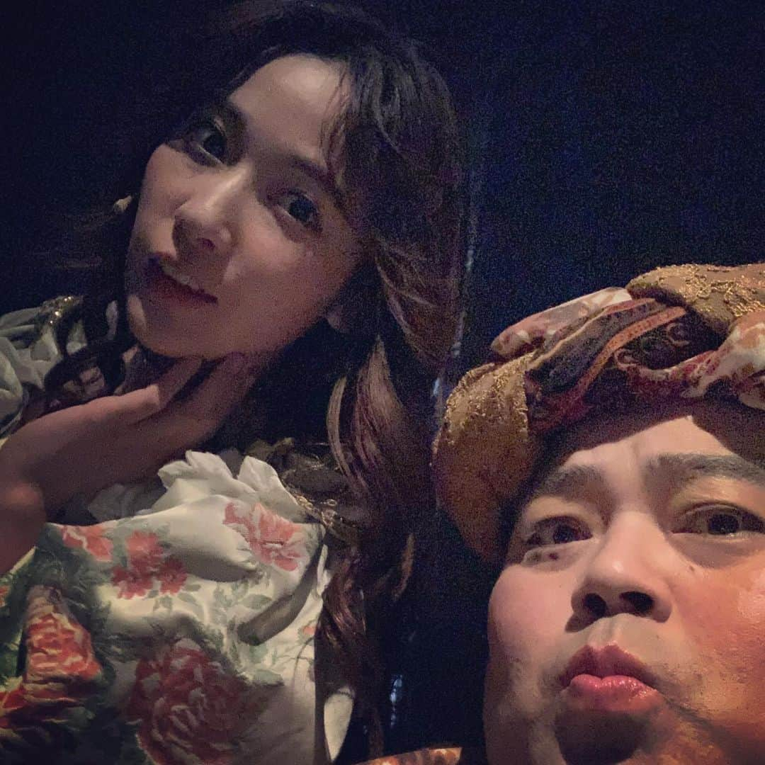 長友光弘さんのインスタグラム写真 - (長友光弘Instagram)「今日は休演日なのにちゃんといつもの時間に起きちゃったよ〜  今日はしっかり体のメンテをやって明日からまた走りきれるように！！  今日のお写真は〜 伊波杏樹ちゃん😁  とても素敵な子ですよー とっても話しやすくてお芝居もうまくて笑顔が可愛くてカーテンコールのコメントが天才的うまいの☺️ すごい子です！  #伊波杏樹 #ディスグーニー #ghostwriter」2月1日 11時38分 - hibikinagatomo