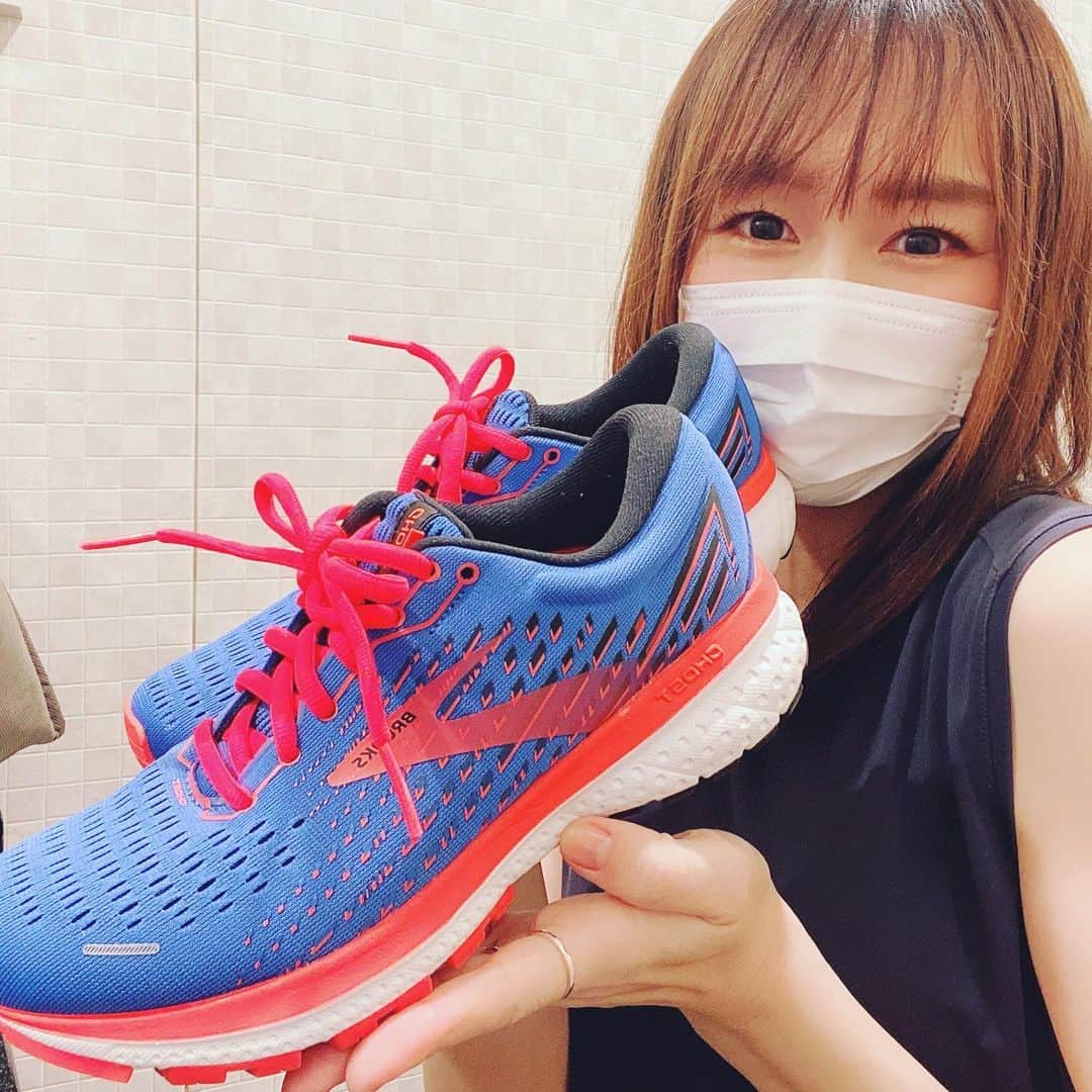 のインスタグラム：「久しぶりに、、　 ランニングシューズをゲットしてしまいました😆🧡👟　 (しかも、こっそり2足、、😋) 　 #BROOKS #ゴースト13  　 たくさんデザインも種類もある中でこちらはクッションタイプのもの♪ 　 やっぱりトレーニングは自分で気分をあげるに限る！🏃‍♀️　 　 　　 あー、かわいい。　 たくさんはしるぞー😊　 　 #sport #shoes #スポーツ #シューズ #お気に入り #クッション #足の負担が少ないよ #😊 #👟 #gym #training #wear #love #running  #走るようになってから #風邪をひかなくなりました #免疫力 #up #継続は力なり #体感 #マラソン #シンガーソングライター #笑 #マイペース #トレーニング #instalike #outdoor」