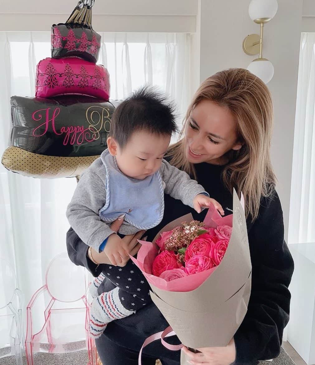 のインスタグラム：「my bestie and her babie came to﻿ celebrate my birthday!!How can I be.💘﻿ ﻿ ぴんぽーんっ🏠て💓﻿ 朝から嬉しいお届けもの🎁💕💕💕﻿ ﻿ て、赤ちゃんといちゃいちゃしてたら﻿ もぉこんな時間です🌪🌪🌪﻿ ﻿ そろそろお化粧と着替えしなきゃ‼︎﻿ 12:00から、インスタライブーーー👋🏽💫💫」