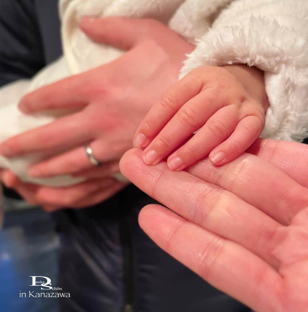 Danke schön ダンケ 金沢 結婚指輪 鍛造さんのインスタグラム写真 - (Danke schön ダンケ 金沢 結婚指輪 鍛造Instagram)「・ ・ 生後1ヵ月の Babyちゃんと御対面 ・ ・ 指輪屋さんが こんなタイミングで 抱っこさせてもらえるなんて🥰🥰🥰 ・ ・ 2週間後には 石川県を離れるし ・ ・ その前に 御対面をして欲しかったから…と ・ ・ そうは言っても こんな寒い時期に… この御時世に… ・ ・ なんて😭嬉しい事を 話してくれた御夫婦 ・ ・ この行動力に…この気持ちに 頭が下がります🙇🏻‍♂️ ・ ・ 『お引き渡しの儀』の後にでも こんな風な位置付けに置いてもらえている 指輪屋さんのDankeと言う店は 本当に幸せな店です。 ・ ・ 生涯共に…の指輪には 十人十色の選び方があるかとは 思いますが ・ ・ どうやら ここの指輪には ・ ・ 何が¥いくら だけで 終わらない 終われない 何かが宿る指輪😳 ・ ・ その何かはお客様と共に 見出していく ・ ・ その結果 生涯共に…の価値が宿り ・ ・ お客様にも店主にも『再会したい』と言う 思いが芽生える ・ ・ それは購入する事が 目的の「結婚指輪」ではなく ・ ・ 生涯共に…の指輪だからこそ 『続・真円物語』が生まれる ・ ・ でも そこに価値・興味が 無い人にしたら ・ ・ 随分とお節介な店かも 知れません😆😆😆 ・ ・ 📷1 ずっと寝てるコレが又 可愛いさ募る寝顔😍Zzz… ・ ・ 📷2 お初家族写真は Danke永久保存版🙌🏻 ・ ・ 📷3 毎週!我が子の顔見に…パパは💨 勿論！妻にも会いたい…と ふたりの馴れ初めを知っているだけに 旦那君の『愛』は今も健在🥰 ・ ・ 📷4 洗浄して指輪キラキラ✨ それ以上にやっぱり この可愛い足に話題集中😆 ・ ・ 📷5 不思議です。赤ちゃんは誰が教えた訳でも ないのにギュギュっと握る 生後1ヵ月で #クリスチャンバウアー を 指に嵌めて既に体感しちゃってます🥰 ・ ・ 📷6 足も可愛い記念だけど やっぱり指輪屋さんは手が撮影したくなるのです。 なんとも長〜ぃ指。将来どんなキラリン✨が この指に…。そんな会話で盛り上がる。 親から子へ…そして孫へ…と語り継がれる事を 願ってます。 ・ ・ ・ 鍛造削り出し 🇩🇪クリスチャンバウアー 専門店 『  Danke schön 』 ・ ・ ・ ——Danke————————————— ▪︎トップページ 🔜 @danke2005 ———————————schön———— ・ ・ ・ #christianbauer_kanazawa #クリスチャンバウアー金沢 #金沢結婚指輪 #結婚指輪 #婚約指輪 #鍛造指輪 #記念日 #結婚指輪探し #鍛造 #エンゲージリング #結婚式延期 #結婚指輪手作り  #ご対面 #ポルシェ #メルセデスベンツ #岐阜 #工業系  #切削 #ポリッシュ #結婚指輪金沢  #金沢 #福井結婚指輪 #富山結婚指輪 #福井 #富山 #kanazawa #ベビー ・ ・ ------------------------------------------ 鍛造削り出し 🇩🇪クリスチャンバウアー 専門店 『  Danke schön 』 ・ • 営業時間 am11:00〜pm9:00 • 定休日 : 木曜日 • 駐車場 : 店舗前OK • ご予約 : 優先 ・ ・ ——Danke————————————— ▪︎トップページ 🔜 @danke2005 ———————————schön————」2月1日 11時37分 - danke2005