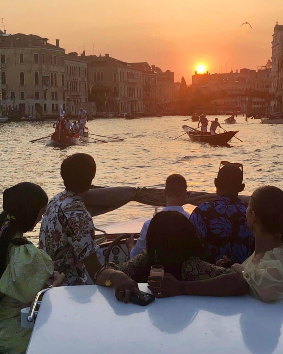 Lacy Redwayのインスタグラム：「Favorite work trip for so many reasons. Here are a few.   This trip was my first time in Venice, Italy.🇮🇹 Such a beautiful city. Surrounded by water so we had to take water Taxis to get to work 😍. It was my first work trip that I didn’t just work and rushed off to the next thing. I extended my trip to enjoy parts of Italy. It was a life-changing experience for me, which makes me eager to return to this country and see more of what the world offers. Thank you for these memories, Italy. 🇮🇹」