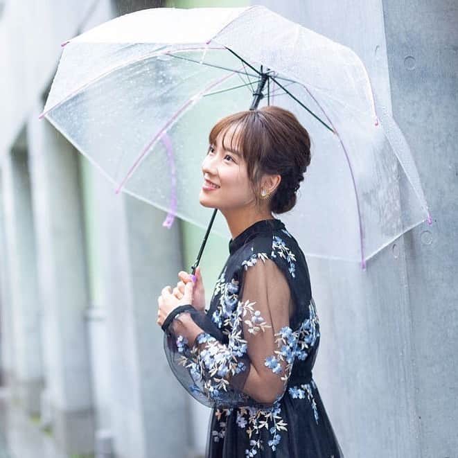 亜希子のインスタグラム：「先日、インスタのDMに『29歳、大きな失恋をして、仕事も上手くいかず、生きていくことが辛い』と連絡をくれた方、ありがとうございました🙇‍♀️  私が書いているエッセイやコラム、小説が、いわゆるアラサー女性の悩みにまつわる内容が多いですから、比較的このようなご連絡をいただくことが多いです。  凄く心配だけど、個々のご事情を知らない私が、人様に生き方を指南するのはあまりにも恐れ多くて…色々な観点から個別でのご返信はしていません。ごめんね。  ただ、そのメッセージを送ってくれたあなたに、少しでも元気になってほしいな、と思いました。  生きていくことが辛い時は、(詳しいことは言わないでおくけれど)私にもありました。  そういう言葉を、「希死念慮」と言ったりもするんだけどさ、前を向かなくていいから、横にそれながらで全然良いから、ほどほどに休憩しながら、ゆるく生きていてね。  シンドい時とか辛い時って、もはや本を読む体力さえ残ってないと思うと思うんだけど、今は何も動かなくていいから、試しに、本だけ読んでみてください。  もちろん、私の本じゃなくていいからw  私の本だと嬉しいけどさw  本には、選ばなかった人生のサンプルが沢山詰まっているから。  自分が作家業にも挑戦をさせていただくなかで分かったことは、本というものは、時に、作者の人格さえ越えてしまうことがあるということ。  だから正確に言えば、「書き手が凄い」というよりも、「書き手が書いた書物には魂が宿っていることが多い」ということ。  書き手というのは、「物語を降ろしていく作業」が単純に優れている人のことだと思う。  生きてることが辛かったら、以下の3点の本がお勧めです。  少なくとも私はアイデンティティが崩壊しかけた時、助けてもらった本ですヨ。  エーリヒ・フロム 『愛するということ』  平野 啓一郎 私とは何か――「個人」から「分人」へ  ライアン・ホリデイ 『エゴを抑える技術』  ###  それでは、本日も元気に参りましょう。  深呼吸して、軽やかにね〜👏」