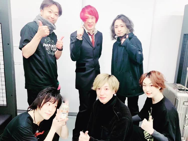 のインスタグラム：「おはようございます！！  『感情直結型ギタリスト』西川進です！！  ANIMAX MUSIX 2021 ONLINE！！ ２DAYSが終了しました、、、。 animax.co.jp/animaxmusix  沢山の方の、、、 色んな思いが詰まった、、、  本当に本当に、、、  素敵なイベントでした、、、。  感無量です、、、。  配信を観てくださったみなさま、、、  素晴らしいアーティストのみなさま、、、  スタッフのみなさま、、、  そしてMUSIX BANDのみんなに、、、  心から感謝いたします。  本当にありがとうございました！！  ＿＿＿＿＿＿＿＿＿＿＿＿＿  コロナ禍で、、、  中止になるのか、、、  やったとしても、、、バンドは入るのか、、、  そういう所から始まり、、、  今回、、、演奏が出来たこと、、、  本当に感謝の気持ちしかないです、、、。  やるからには、、、全力で挑みたいと思い、、、  毎日毎日準備をしてきた経緯もあり、、、  ものすごく感慨深いイベントとなりました、、、。  ANIMAX MUSIX 2021 ONLINE！！  今回も、、、バンドマスターという大役をやらせていただきました、、、。  素晴らしいMUSIX BANDメンバーのおかげです。  左から(敬称略)  Guitar 芳賀義彦  Manipulator 平林昌義  Band Master Guitar  西川進  Keyboards モチヅキヤスノリ   Bass 浅倉高昭   Drums 青山英樹  本当に本当にありがとうございました！！  ＿＿＿＿＿＿＿＿＿＿＿＿＿＿＿  アーティストのみなさんの歌、表情、言葉が、 一つ一つ、、、ものすごく心に染みました、、、。  DAY1でTRUEさんが歌われた歌詞の中に、、、  「終わらない音楽は　続いてゆく」という言葉があって、、、  こんなコロナ禍だからこそ、、、 心に響きました、、、。  正直この2月から、、、  本気で厳しい時期が続きますが、、、  音楽の根を絶やさないよう、、、  全力で頑張っていきたいと思います。  改めて、、、みなさまに心から感謝いたします。  そして、これからもよろしくお願いします。  さっ！！ 今日は色々片付けものがあります。 午後はお休みしようかと思います。 今週も頑張りマンディ（月曜日）！！  今日もみなさまの健康を祈っています！！  ＿＿＿＿＿＿＿＿＿＿＿＿＿＿＿ ＿＿＿＿＿＿＿＿＿＿＿＿＿＿＿  「白豆柴のミルチャンネル」 新着動画です！！  白豆柴の女の子、穴があったら入りたい！成長を感じる。。  https://youtu.be/hVW6A_Be3dg  チャンネル登録とグッドボタン！是非お願いします！！  #愛犬　#白豆柴　#ミルチャンネル　#西川進　#ギター #ギタリスト　#究極幸福神  ＿＿＿＿＿＿＿＿＿＿＿＿＿＿＿＿  予約受付中です！！  Emö School（エモスク）2月前半のスケジュール！！  オンラインレッスン 2月6日(土)  2月7日(日)  2月11日(木)(祝) 2月13日(土)   『バレンタインレッスン会☆オンライン！！』 2月14日(日)  詳しくはこちら！ https://note.com/nishikawasusumu/n/n246e1e6169f9               #西川進　#ギター #ギタリスト　#guitarist #guitar #スマッシュルーム　#SmashRoom #サポートミュージシャン   #豆柴 #ミル #愛犬　#柴犬　#白豆柴 #白い豆柴　#女の子　#究極幸福神　#ミルチャンネル  #EmöSensatioN #EmöSchool #エモスク #ギター教室 #音楽教室 #レッスン #スクール #演奏　#楽器　#音楽  #animaxmusix」