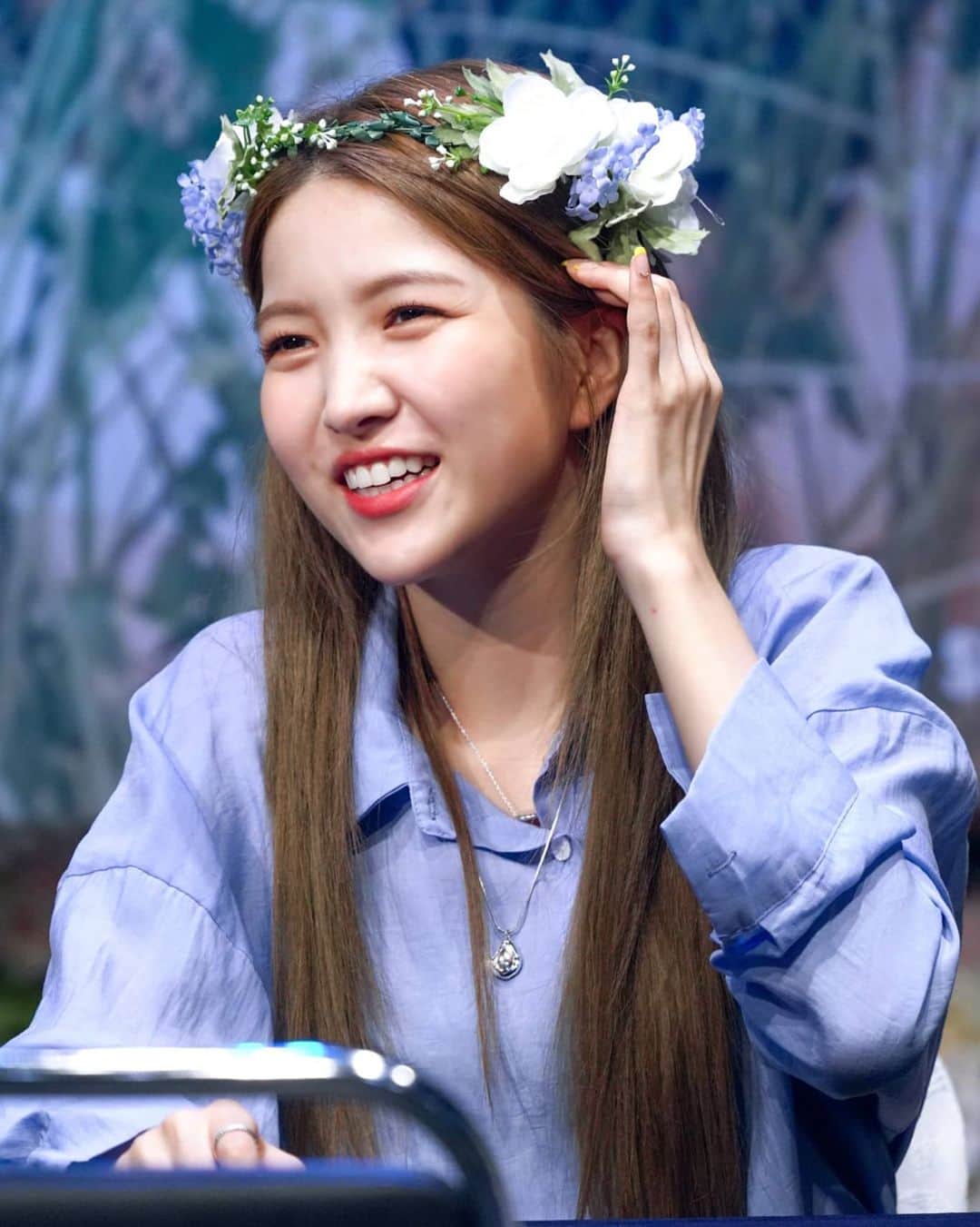ソウォンのインスタグラム：「[UPDATE] Source Music is now looking on the situation so please stop sending hate to her. You can tell her why you're mad or disappointed but please do not go to such extent where you'll threaten her or give unnecessart hate. All we can do is educate her in the way she will not feel harrassed. May I just remind you that we are all human and that means that we all make mistake + not all of us knows that the mannequin is wearing that kind uniform but we can't do anything now bsince the action is done and the mess that's happening now is a consequence of her mistake.  > Also, please don't guilt trip the people who chose and are choosing to stay in the fandom. It is their choice, not yours. Not all people have the same choice as you. #여자친구 #소원 #GFRIEND #SOWON  — info cr: gfsquad // photo cr: sowish」