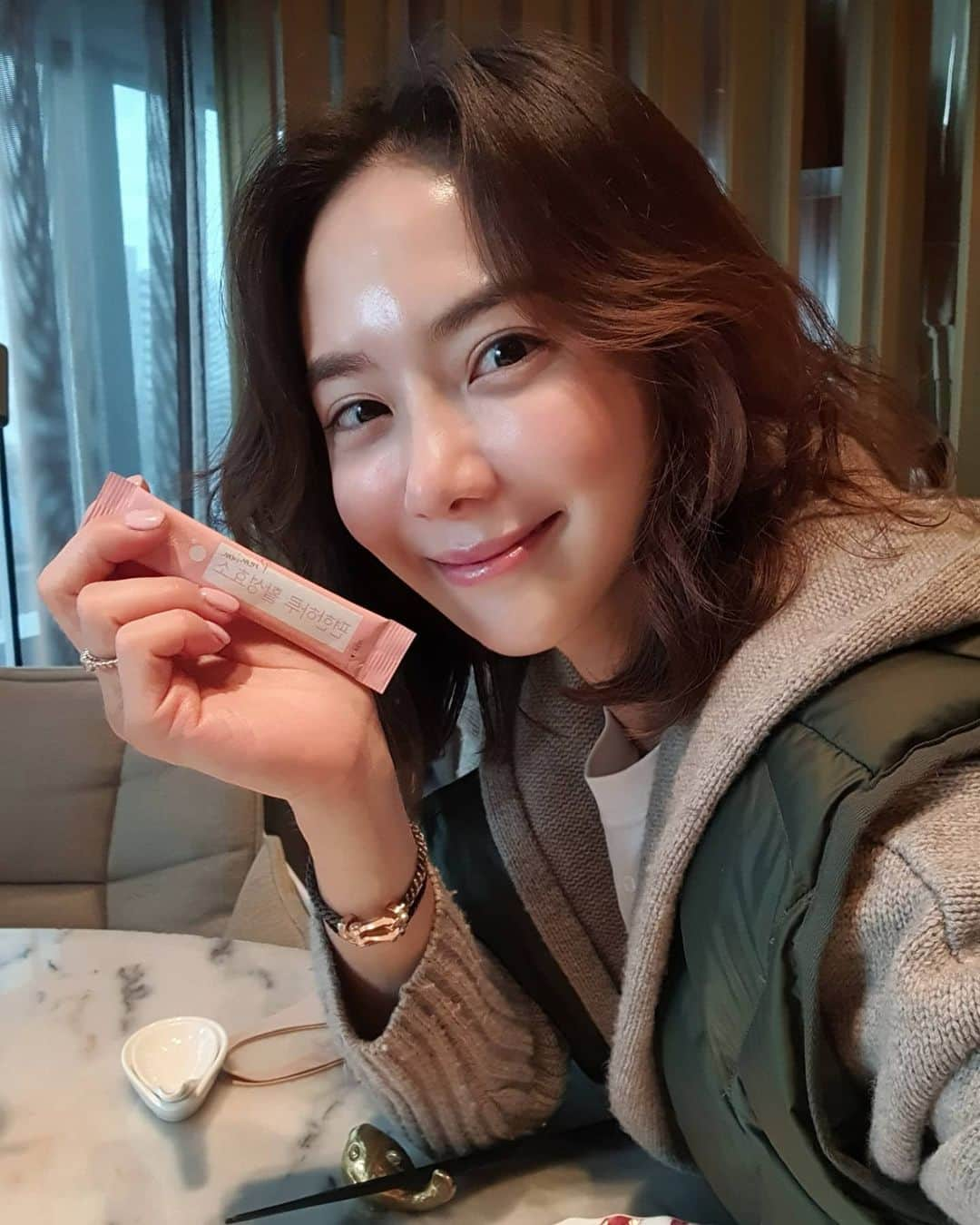 ユ・ハナさんのインスタグラム写真 - (ユ・ハナInstagram)「맛난거 먹기 전 깨끗한 손과 가득채울배 그리고 효소는 필수♡   평균수명보다 기대수명이 높기를 바라는 우리에게, 건강하게 가치있는 삶,  먹을 거 편히 먹고 소화와 건강까지 챙기는 속편하고 맘편한삶 되시라고 까다롭게 준비한 맛있는 프리미엄 활성효소 핑크효소!  나이가 들수록 점점 줄어드는 체내효소. 30대이후에는 급격히 떨어지므로 체내효소를 보충해주는것이 중요해요!!   생명체 내 반응을 촉매하는 유기화합물인  효.소 !!!!!!! 👉다양한 생리작용을 도와 생명이 유지되도록 해주는 중요한 역할을 하고  👉음식물이 영양소로 분해되고 우리몸에 흡수되어 각종 대사작용이 정상적으로 이루어지도록 하는 것  요즘 우리는 인스턴트식품섭취와 불규칙한 식습관등으로 효소가 원활하게 작용하기에 좋지않은 요인들 투성이에요.  효소 보충 섭취가 더 중요하고 필요해진 요즘이죠. 그래서 그렇게들 모를때부터 효소챙겨먹어야한다고 했었나봐요.   #설선물 로 뭘 준비해야하나 하다가, 상대에게 가장 필요한걸 하는 게 제일좋겠다 싶었고,  요즘 아주 중요해진 #효소 는  특히 맛있는 곡물맛의 편한하루 #핑크효소 는  남.녀.노.소 다 거부감없이 맛있게 드실 수있고 꼭 필요한거니까  아주 센스있는 선물 되시라고 쇼핑백까지 준비했어요🎁  오늘부터 프롬하나닷컴 에서 온라인최저가로 #효소 챙기시고 소중한 내 몸도 내 주변의 아끼는 사람들에게도 #생명유지 에 필수라는 효소를 선물하세요!   ⭐효소 5박스 구매시 마시는 시크릿콜라겐 10병증정 이래욧⭐  🙏2월 7일까지  🙏더 자세한 제품정보는 @fromhana111 🙏구매는 상단프로필란의 링크주소인 m.fromhana.com 클릭  🙏제품 관련문의 카카오톡 아이디검색 👉 프롬하나cs   .」2月1日 11時57分 - hahana111