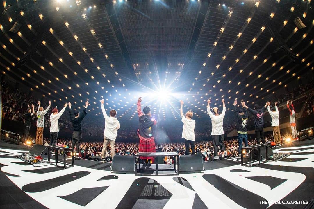 あきらかにあきらのインスタグラム：「最高の12人でアリーナツアーが回れてます。ありがとう。」