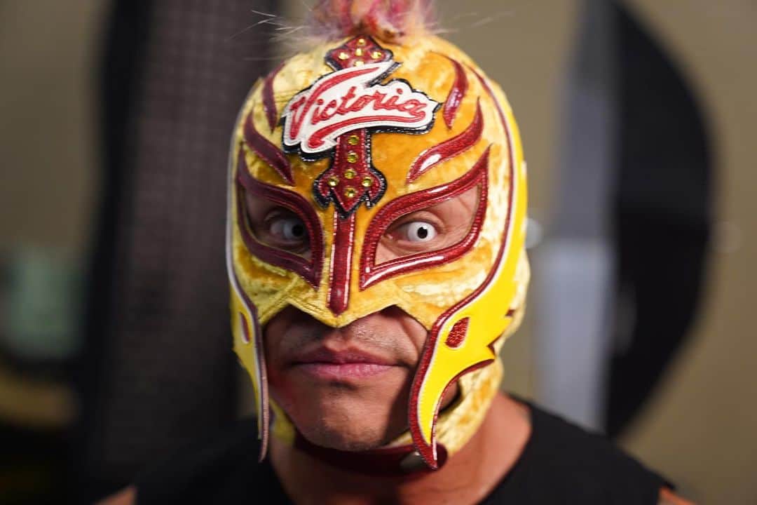 レイ・ミステリオ・ジュニアのインスタグラム：「¡Celebra La Victoria! Estoy muy entusiasmado por el Royal Rumble y de anunciar mi nueva asociación con @cervezavictoriausa. Al igual que Victoria, estoy orgulloso de ser mexicano y honro mi herencia cada vez que entro al cuadrilátero como un luchador. Victoria tiene profundas raíces en la cultura y autenticidad mexicana. ¡Me siento entusiasmado de compartir todo lo que tenemos preparado para 2021! #ad #21+」