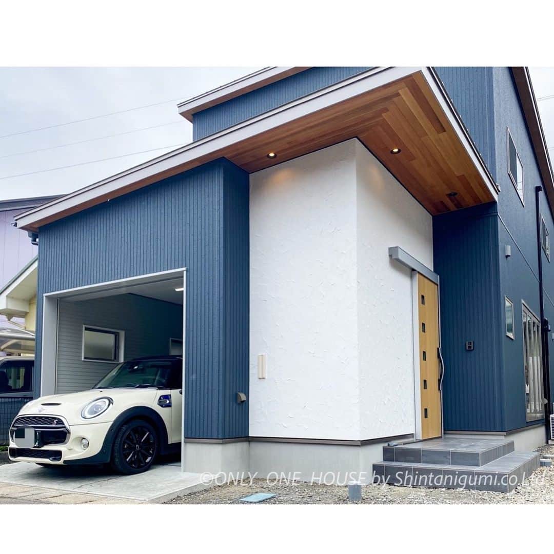 ONLY ONE HOUSE 株式会社 新谷組のインスタグラム：「* #インナーガレージ　のメリットは  ☑︎雨風から車を守れる ☑︎敷地が狭くても駐車スペースを確保できる などありますが  なんといっても  ☑︎雨や風に打たれることなくお家に入れる ￣￣￣￣￣￣￣￣￣￣￣￣￣￣￣￣￣￣￣ ここがポイント高いですよね👏🏻  #弁当忘れても傘忘れるな  の北陸や山陰などの 日本海側に住まいを置かれる方は お家づくりの際に検討されてみては いかがでしょうか☻  more phots▶︎ @shintanigumi.co.ltd   インスタ毎日更新中🌐 いいね！&フォローよろしくお願いします🌿  --------------------------------------  新谷組は土地探しから 設計施工管理の全てを 弊社で担う事ができます！  大工工務店だからこそ出来る 枠にとらわれない自由な発想で お客様のお家づくりを 全力でサポートいたします💪🏻  お気軽にご相談ください☻  #ONLY_ONE_HOUSE by shintanigumi.co.Ltd  ✭ 本社𝕋𝔼𝕃  0770-78-1255 ✭ 事務所𝕋𝔼𝕃  0770-59-2552 ✭  𝔼 𝕞𝕒𝕚𝕝  shintanigumi@outlook.jp ✭ 新谷組𝙷𝙿 http://www.shintanigumi.jp  --------------------------------------  #新谷組 #オンリーワンハウス #おおい町 #舞鶴市 #高浜町 #小浜市 #敦賀市 #若狭町 #美浜町 #新築 #一戸建て #外構工事 #改修工事 #シンプルライフ #マイホーム #注文住宅 #デザイン住宅 #自由設計 #工務店 #金属サイディング #家事楽動線 #家づくり #モデルハウス #ビルトインガレージのある家  #ビルトインガレージ」