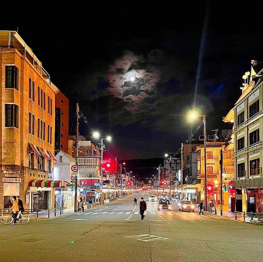 百合華さんのインスタグラム写真 - (百合華Instagram)「#wolfmoon 🌕  #japan #日本 #kyoto  #京都 #祇園 #祇園四条駅  #四条川端 #交差点 #fullmoon  #満月 #満月の夜 #幻想的  #幻想的な風景」2月1日 11時59分 - yurika.lovelily