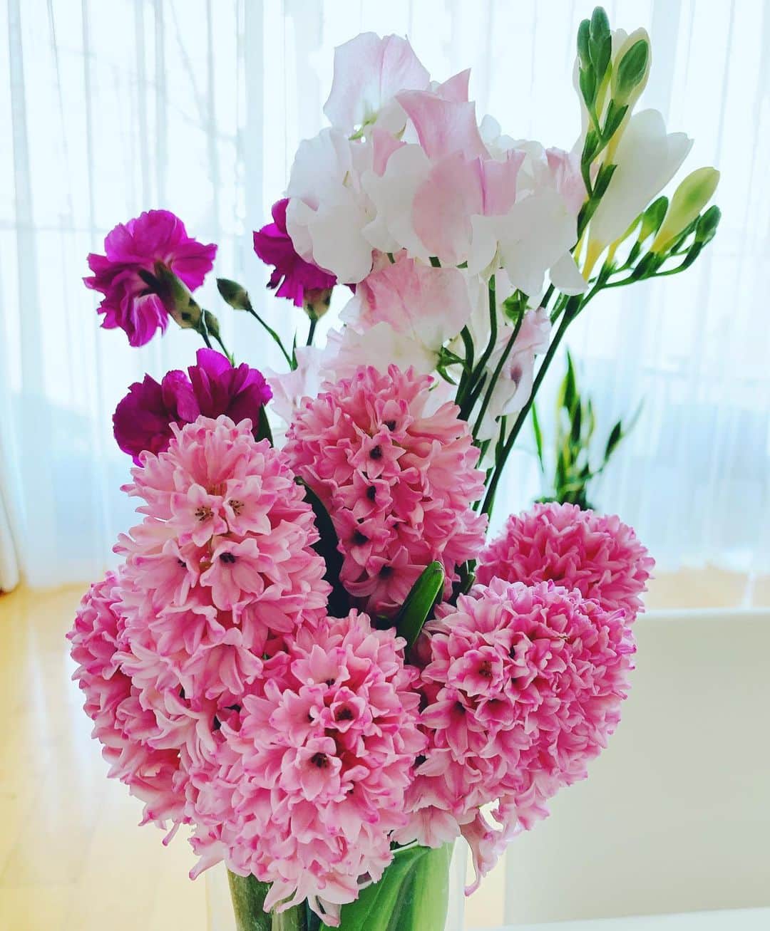 松下萌子のインスタグラム：「今月のお花が届いた〜❣️ お花がお家の中にあると和みます…💐 しかも今月は好きなお花 ツートップでした。 私の1番好きなお花は、ずっと変わらない、スイトピー そして香りが大好きなヒアシンス 淡いピンクに春の予感🥰 #ハナノヒ365days #ハナノヒ #私とハナノヒ」