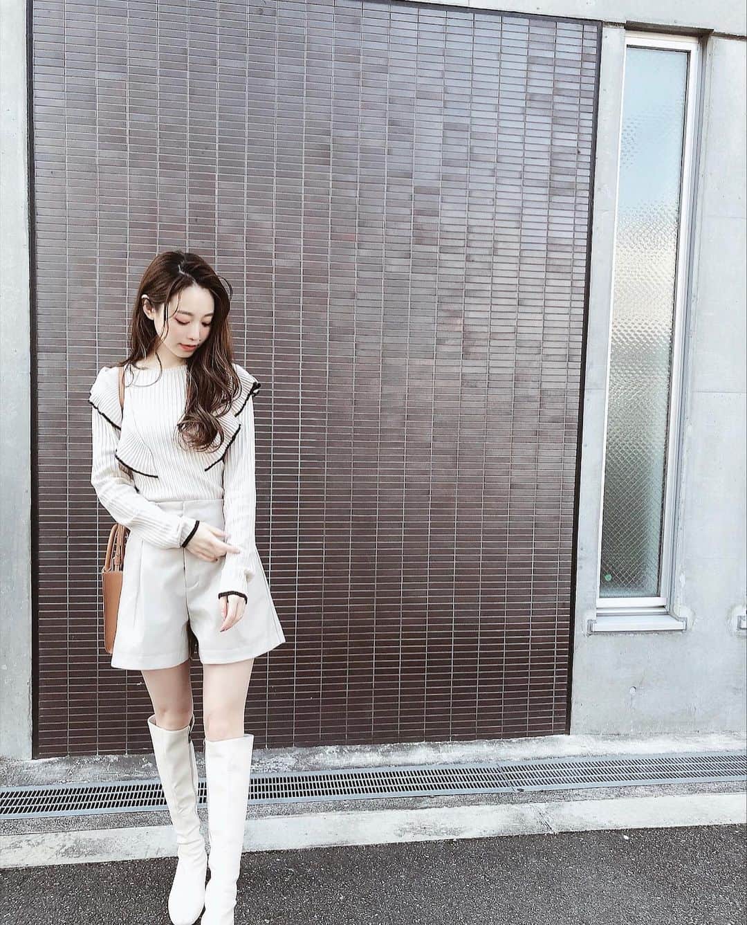 白岩まちこのインスタグラム：「≫≫👗... 𝘝𝘢𝘭𝘦𝘯𝘵𝘪𝘯𝘦 𝘤𝘰𝘰𝘳𝘥𝘪𝘯𝘢𝘵𝘦  ㅤㅤㅤㅤㅤㅤㅤㅤㅤㅤㅤㅤㅤ  昨日はバレンタインコーデのカジュアルverを 投稿したから、今日は甘めverをお届け🥰🍫ㅤㅤㅤㅤㅤㅤㅤㅤㅤㅤㅤㅤㅤ  ㅤㅤㅤㅤㅤㅤㅤㅤㅤㅤㅤㅤㅤ トップスと髪型を変えるだけで こんなに印象が変わるよ🤫‼️ ㅤㅤㅤㅤㅤㅤㅤㅤㅤㅤㅤㅤㅤ ㅤㅤㅤㅤㅤㅤㅤㅤㅤㅤㅤㅤㅤ ㅤㅤㅤㅤㅤㅤㅤㅤㅤㅤㅤㅤㅤ 今日の主役は、ラグナムーンのフリルニット🦔🧶 ㅤㅤㅤㅤㅤㅤㅤㅤㅤㅤㅤㅤㅤ ㅤㅤㅤㅤㅤㅤㅤㅤㅤㅤㅤㅤㅤ  ショルダーのフリルで小顔効果抜群🤤👌🏻 ㅤㅤㅤㅤㅤㅤㅤㅤㅤㅤㅤㅤㅤ ㅤㅤㅤㅤㅤㅤㅤㅤㅤㅤㅤㅤㅤ  張りのあるフリルだから甘すぎず、 大人女子でも着やすいん❤︎ ㅤㅤㅤㅤㅤㅤㅤㅤㅤㅤㅤㅤㅤ ㅤㅤㅤㅤㅤㅤㅤㅤㅤㅤㅤㅤㅤ ㅤㅤㅤㅤㅤㅤㅤㅤㅤㅤㅤㅤㅤ ニットの手触りも柔らかくてリラックスして着れるよ🥰✨ ㅤㅤㅤㅤㅤㅤㅤㅤㅤㅤㅤㅤㅤ  バレンタインの日は、甘く女の子らしく🤭🍫 ㅤㅤㅤㅤㅤㅤㅤㅤㅤㅤㅤㅤㅤ ㅤㅤㅤㅤㅤㅤㅤㅤㅤㅤㅤㅤㅤ ㅤㅤㅤㅤㅤㅤㅤㅤㅤㅤㅤㅤㅤ 今回はショートパンツに合わせたけど、 もっと女度上げたい時はタイト目のスカートと合わせても絶対可愛い😍💕 ㅤㅤㅤㅤㅤㅤㅤㅤㅤㅤㅤㅤㅤ ㅤㅤㅤㅤㅤㅤㅤㅤㅤㅤㅤㅤㅤ  カラーもアイボリー、ミントグリーン、モカの３色で、ホワイトチョコ、チョコミント、普通のチョコみたいなカラバリ😂‼️(絶対たまたま) ㅤㅤㅤㅤㅤㅤㅤㅤㅤㅤㅤㅤㅤ  ㅤㅤㅤㅤㅤㅤㅤㅤㅤㅤㅤㅤㅤ 👗　@lagunamoon_comㅤㅤㅤㅤㅤ ㅤㅤㅤㅤㅤㅤㅤㅤㅤ ㅤㅤㅤㅤㅤㅤㅤㅤㅤㅤㅤㅤㅤ  ちなみに、こういう身体のラインが出る服を着る時は、こっそりコレを仕込んでる🤫‼️▶︎▶︎▶︎ ㅤㅤㅤㅤㅤㅤㅤㅤㅤㅤㅤㅤㅤ ㅤㅤㅤㅤㅤㅤㅤㅤㅤㅤㅤㅤㅤ  🩲　@gyugyugyu_lmeㅤㅤㅤㅤ  ㅤㅤㅤㅤㅤㅤㅤㅤㅤㅤㅤㅤㅤㅤㅤㅤㅤㅤㅤㅤㅤㅤㅤ ㅤㅤㅤㅤㅤㅤㅤㅤㅤㅤㅤㅤㅤ ヒップラインもあがるし、 なによりお腹のお肉がペタンってなる。 ( ぺたんってならざるを得ない。笑笑) ㅤㅤㅤㅤㅤㅤㅤㅤㅤㅤㅤㅤㅤ  ㅤㅤㅤㅤㅤㅤㅤㅤㅤㅤㅤㅤㅤ 口コミ沢山見て、結構ギュウギュウやから、 みんなワンサイズ上げてるって書いてた✍🏻✨ ㅤㅤㅤㅤㅤㅤㅤㅤㅤㅤㅤㅤㅤ ㅤㅤㅤㅤㅤㅤㅤㅤㅤㅤㅤㅤㅤ ㅤㅤㅤㅤㅤㅤㅤㅤㅤㅤㅤㅤㅤ 私もワンサイズ上げてSサイズを着用してるよ🩲  ㅤㅤㅤㅤㅤㅤㅤㅤㅤㅤㅤㅤㅤ ㅤㅤㅤㅤㅤㅤㅤㅤㅤㅤㅤㅤㅤ こういう仕込みで詐欺ボディ🤭！ ㅤㅤㅤㅤㅤㅤㅤㅤㅤㅤㅤㅤㅤ ㅤㅤㅤㅤㅤㅤㅤㅤㅤㅤㅤㅤㅤ ㅤㅤㅤㅤㅤㅤㅤㅤㅤㅤㅤㅤㅤ もちろん男の子には内緒🤫㊙️ ㅤㅤㅤㅤㅤㅤㅤㅤㅤㅤㅤㅤㅤ ㅤㅤㅤㅤㅤㅤㅤㅤㅤㅤㅤㅤㅤ ㅤㅤㅤㅤㅤㅤㅤㅤㅤ  よし、みんな午後からのお仕事も頑張ろうね(*•̀ᴗ•́*)و ̑̑ㅤㅤㅤㅤㅤㅤㅤㅤㅤㅤㅤㅤㅤ ㅤㅤㅤㅤㅤㅤㅤㅤㅤㅤㅤㅤㅤ ㅤㅤㅤㅤㅤㅤㅤㅤㅤㅤㅤㅤㅤ ㅤㅤㅤㅤㅤㅤㅤㅤㅤㅤㅤㅤㅤ ㅤㅤㅤㅤ  #大人コーデ#フェミニン#フェミニンコーデ #今日の服#今日のコーデ#バレンタイン #バレンタインコーデ#バレンタインデート #コーデ記録#デートコーデ #ラグナムーン#LAGUNAMOON #着痩せコーデ#着痩せ #ギュギュギュ#gyugyugyu#骨盤ショーツ #骨盤矯正#おうち時間#おうちダイエット #ながらダイエット#食欲抑制#産後ダイエット#ダイエット#promotion」