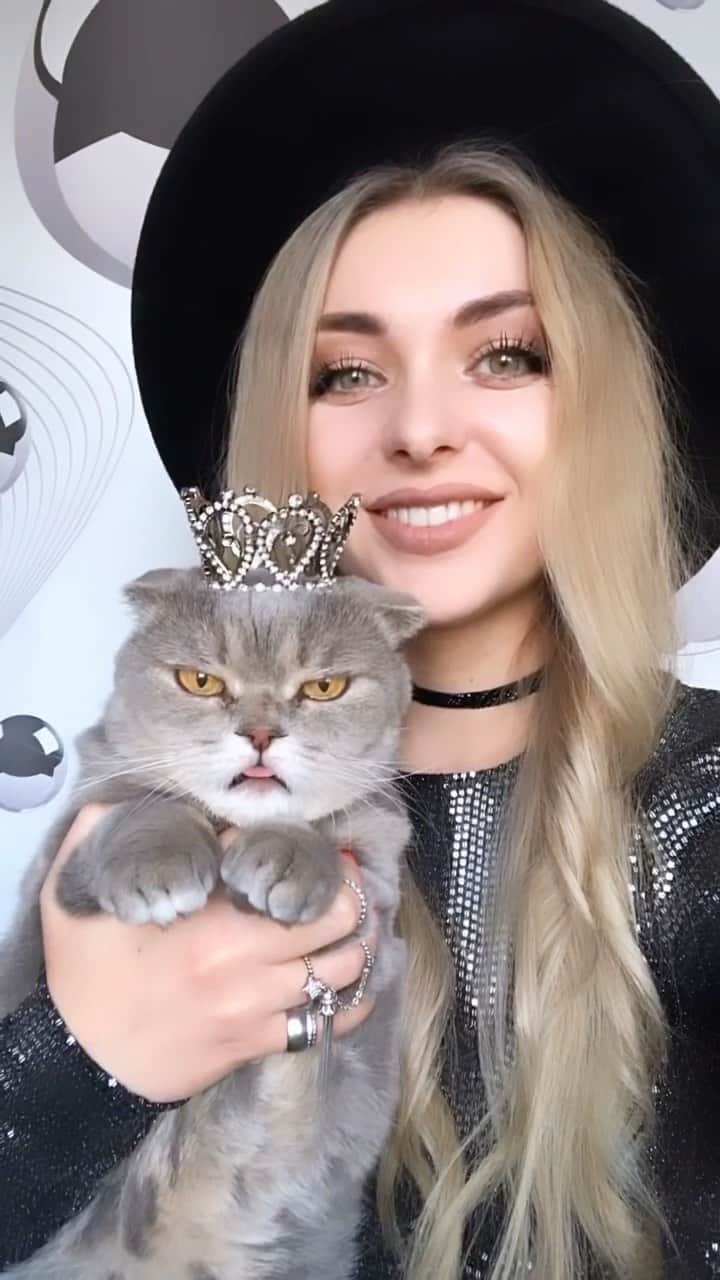 Melissa Einsteinのインスタグラム：「Me and mom @alinaesther ⠀  ⠀   #cat #cats #catstagram #kitten #kitty #catsofinstagram #pet #petstagram #gato #catoftheday #lovecats #bestcats_oftheworld #lovekittens #catlover #instacat #кот #cat_features #excellent_cats #bestmeow #cutepetclub #choosechicago #americanstyle #fashionaddict #fashionistas #chicagofashion #chicagolifestyle」