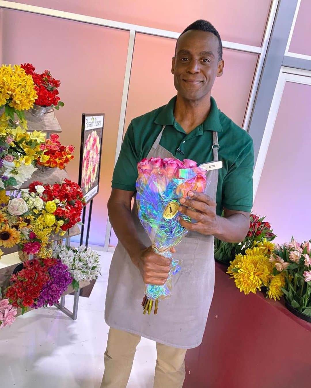 レスリー・ジョーンズのインスタグラム：「Valentine’s Day is two weeks away... “Give me the roses, Richard!!” 😂🌹 #SupermarketSweep @supermarketsweepabc @therichbrooks_」