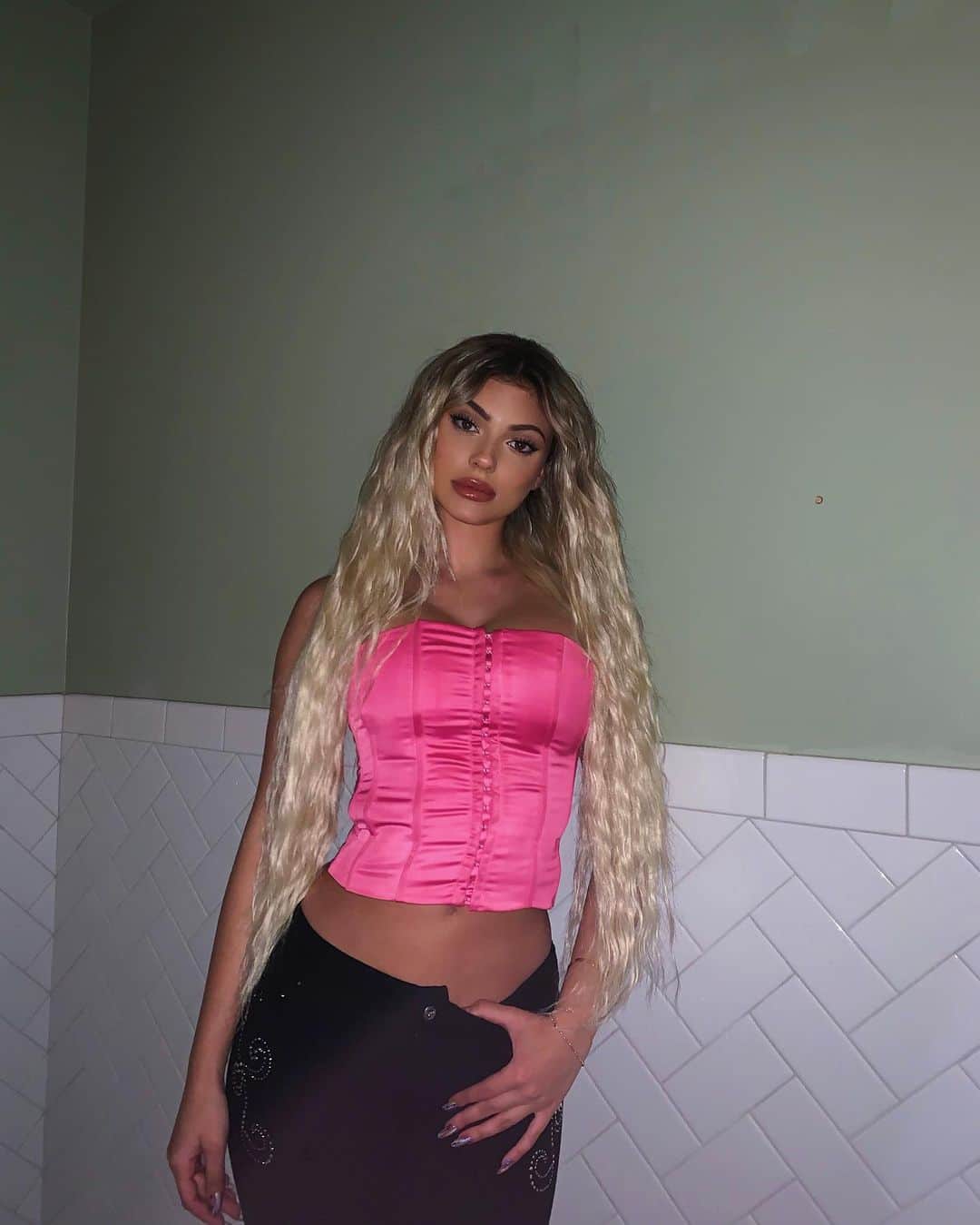 ケルシーのインスタグラム：「barb」