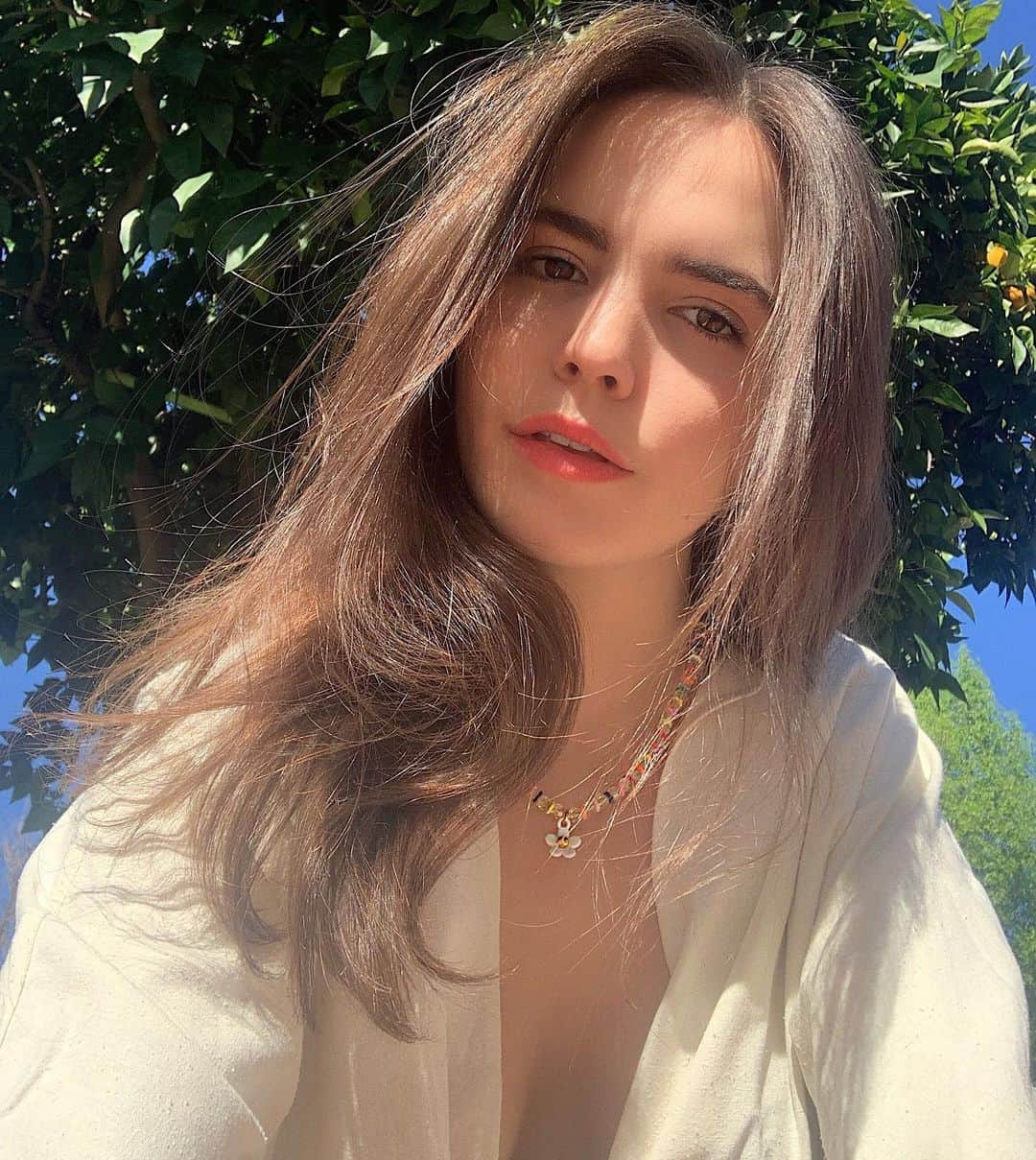 ベイリー・マディソンのインスタグラム：「@marcjacobs thank you for the new daisy necklace which makes me feel all 🌸💕🎉 ☀️」