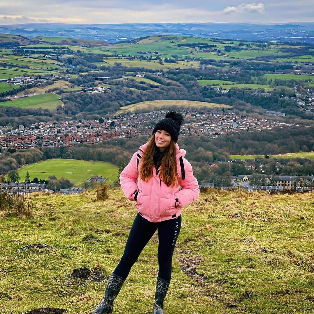 のインスタグラム：「Smiling... but kinda cold if I’m honest 💗  #outdoors #outdoor #greatoutdoors #countryside #walk #longwalk #bobblehat #pinkcoat #wellies #smile #dimples #happy #happygirl #view #views #freshair #cold #coldair #crisp #keepfit #fitness #adventure #adventuretime #uphill」