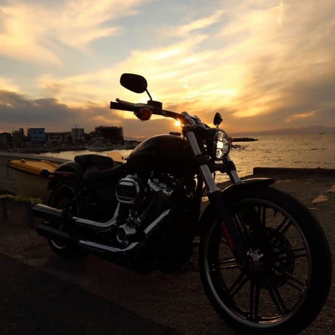 Harley-Davidson Japanさんのインスタグラム写真 - (Harley-Davidson JapanInstagram)「冷めやらぬ熱情。#ハーレー #harley #ハーレーダビッドソン #harleydavidson #バイク #bike #オートバイ #motorcycle #ブレイクアウト #breakout #fxbrs #ソフテイル #softail #空 #sky #海 #sea #ocean #情景 #scene #自由 #freedom」2月1日 3時23分 - harleydavidsonjapan
