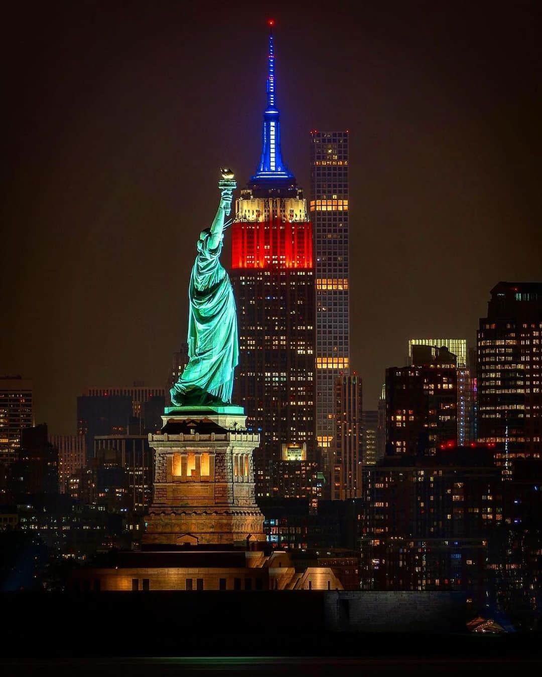 Empire State Buildingのインスタグラム：「Comment below: Which of these is your favorite color scheme? ⠀⠀⠀⠀⠀⠀⠀⠀⠀ SWIPE to view some of our most recent lights and comment your favorites below in order from 1-5! ⠀⠀⠀⠀⠀⠀⠀⠀⠀ 📷: (in order) @2ndfloorguy, @rackone, @jmat24, @mattsfocus, @rtanphoto」