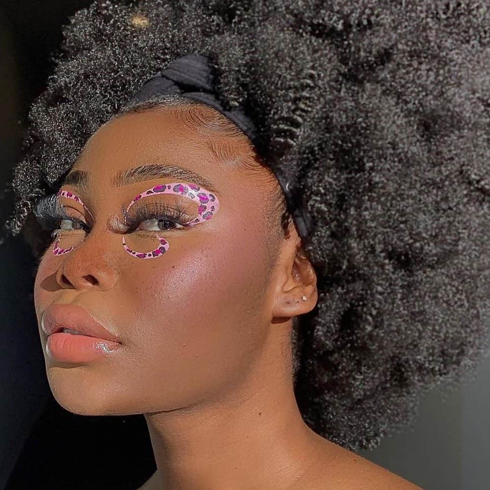 BH Cosmeticsのインスタグラム：「Our girl @halfagemini is *stunning* in some of our fave items off of the #WeekendVibes menu:  👅 Frosé - 6 Color Highlighter Palette 👅 Weekend Vibes Lip Gloss Duo - Lip Gloss Duo  #bhcosmetics」