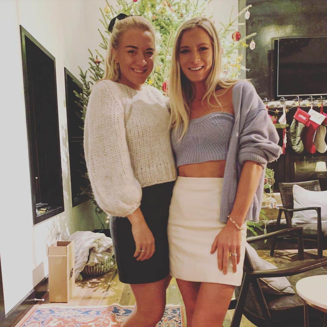 エマ・コバーンのインスタグラム：「My best friend/soulmate/sister is 32 today 🥰 happy birthday @graciecoburn !!!!! She has been called “Emma but more fun” before 😜 she is fun, so freaking smart, the best mom to her kids, & the best friend and sister a girl could dream for. Swipe to see us over the years. My fave is pic number 2 😂 #happybirthday #sistersister」