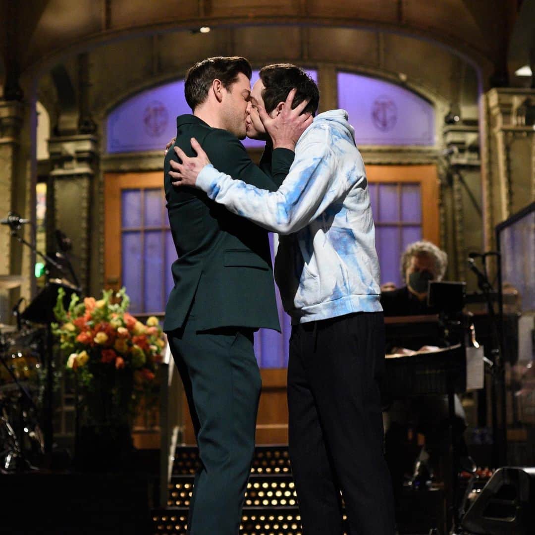 E! Onlineさんのインスタグラム写真 - (E! OnlineInstagram)「Oh my god, ok it's happening, everybody stay calm. ❕John Krasinski hosted #SNL and his best moments and skits are at the link in our bio - including his passionate kiss with Pete Davidson aka Pam Halpert. (📷: Getty/NBC)」2月1日 3時32分 - enews