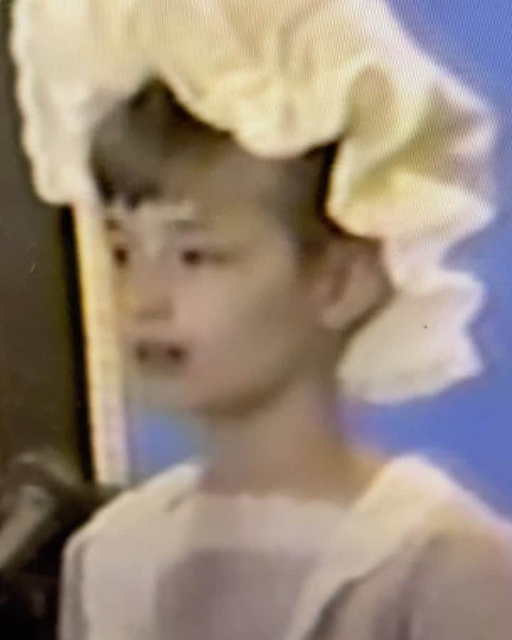 ベス・ベアーズのインスタグラム：「Music has always been my first love. That got tainted by years of perfectionism and anxiety and a Broadway "almost" that broke my heart.  At 9 or 10 years old I was fearless. Singing the National Anthem at a professional baseball game like it was nothing. In my 20s, the fear took over and I stopped singing. @brotherskoren helped me get it back! I found my voice again. And we created an album of my poetry as lyrics, their beautiful guidance over a year and insane musical writing and singing and producing talents, along with @kyle.mangels ! This week on @harmonicspodcast you will hear more. Also peep that very #2BrokeGirls Caroline Channing fringe bang I was rockin' in da 90s! 😆」