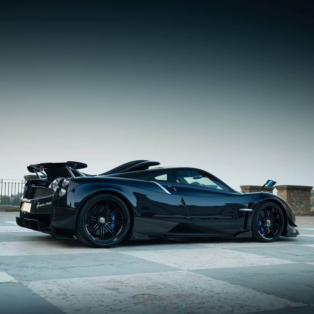 パガーニ・アウトモビリのインスタグラム：「Two of a kind. The Huayra 760VR perfectly matches the configuration of the Zonda 760VR, that's a cool combination!   📸 @thezaidchronicles  #pagani #huayra #huayra760VR」