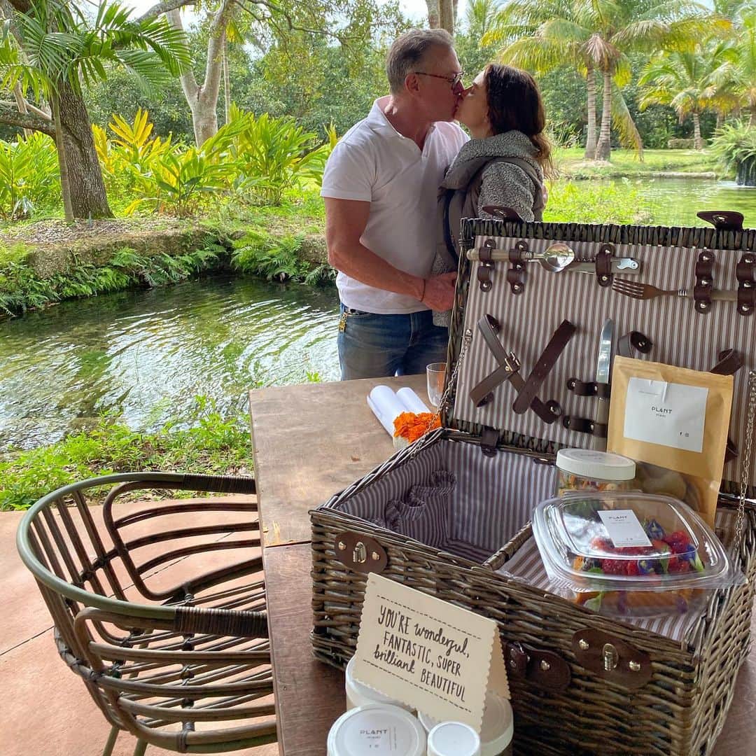 ガブリエル・アンウォーのインスタグラム：「Where our love story began @paradisefarms 11 years ago today. Thank you @shareefmalnik for my anniversary surprise! #veganpicnic @plantmiami @sacredspacemiami #delicious @gstar3000 for the introduction」