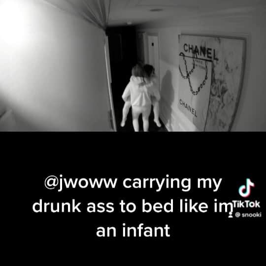 ニコール・ ポリッツィのインスタグラム：「That’s what best friends are for. 🍷 @jwoww #Snooki&Jwoww 👯‍♀️」