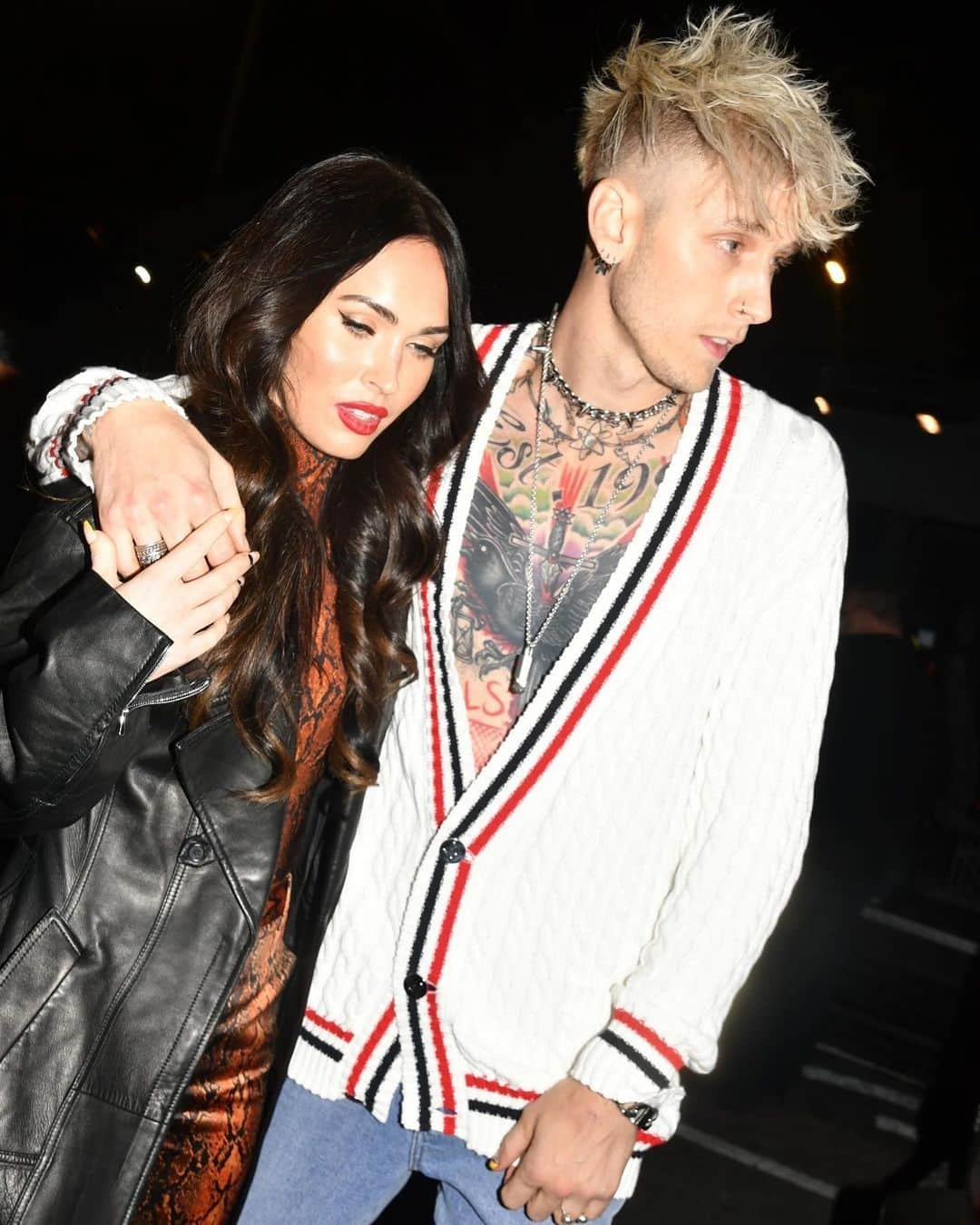 Just Jaredさんのインスタグラム写真 - (Just JaredInstagram)「@meganfox and @machinegunkelly cuddle up after his #SNL performance. #meganfox #machinegunkelly  Photo: Backgrid」2月1日 3時59分 - justjared