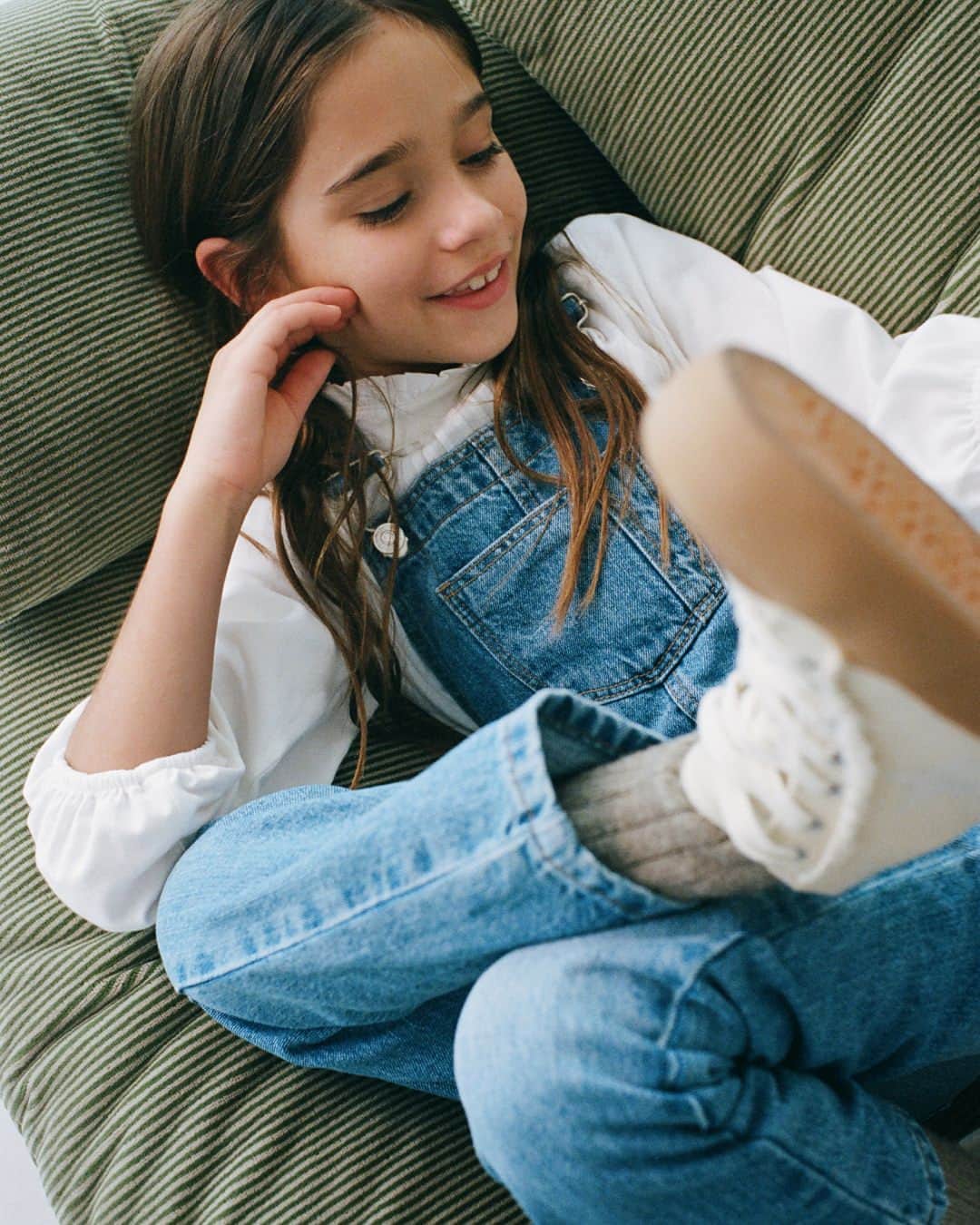 MANGOさんのインスタグラム写真 - (MANGOInstagram)「The new comfy is also for the little ones. Discover the perfect pieces, like these denim dungarees for the cosiest days at home, at mango.com and visit @mangokids for the latest updates!⁣ #MangoKids #MangoCollection」2月1日 4時00分 - mango