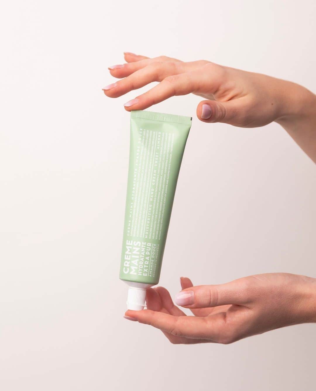 カンパニードプロバンスのインスタグラム：「Blottis dans le canapé en cette douce soirée ? Offrez vous un instant de délicatesse avec notre crème mains en format tube et sa texture légère nourrissante 🍃 ⁠ ⁠ On craque sur cette senteur gourmande aux amandes, mêlées aux senteurs délicates de fleurs blanches de jasmin et d'amandier 🤍⁠ --⁠ 🇬🇧 It's time to treat yourself with our hand cream in a tube format and its light nourishing texture 🍃 We just love for this gourmet scent of almonds, mixed with the delicate scents of white flowers of jasmine.」