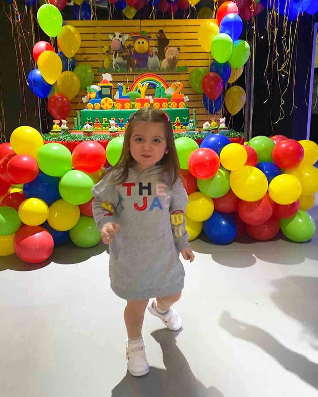 ナンシー・アジュラムさんのインスタグラム写真 - (ナンシー・アジュラムInstagram)「‎❤️💚💛إنت فرحة البيت Happy birthday to the shining little star in our family  LYA is turning 2🎂🎉🎊🎈 @pamelatannouri @cakeberry.lb @skykidsjcc」2月1日 4時02分 - nancyajram