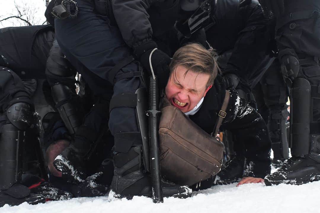 AFP通信さんのインスタグラム写真 - (AFP通信Instagram)「AFP Photo 📷 @maltsevaspb - Police detain a man during a rally in support of jailed opposition leader Alexei Navalny in Saint Petersburg on January 31, 2021. Navalny, 44, was detained on January 17 upon returning to Moscow after five months in Germany recovering from a near-fatal poisoning with a nerve agent and later jailed for 30 days while awaiting trial for violating a suspended sentence he was handed in 2014. #Navalny」2月1日 4時14分 - afpphoto