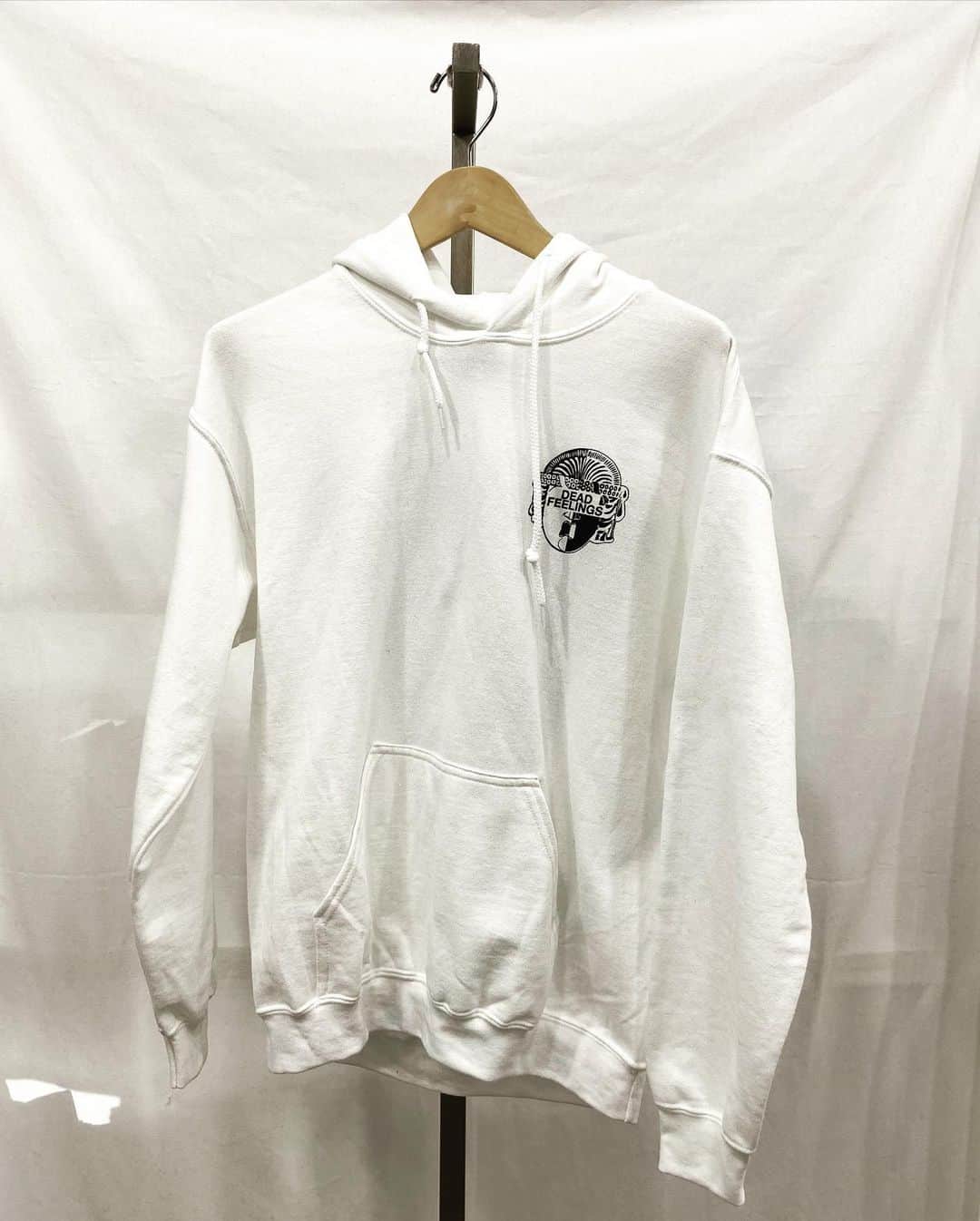 ケンゾーミナミさんのインスタグラム写真 - (ケンゾーミナミInstagram)「I forgot to post bunch of these but this also has been available.   𝐃𝐄𝐀𝐃 𝐅𝐄𝐄𝐋𝐈𝐍𝐆𝐒 / FW20 / “TRIANGLE REVOLVER” / WHITE/ HOODIE  (Sample photos 02/22/20)  @nepenthes.official @nepenthes_newyork #kenzominami」2月1日 4時10分 - kenzominami