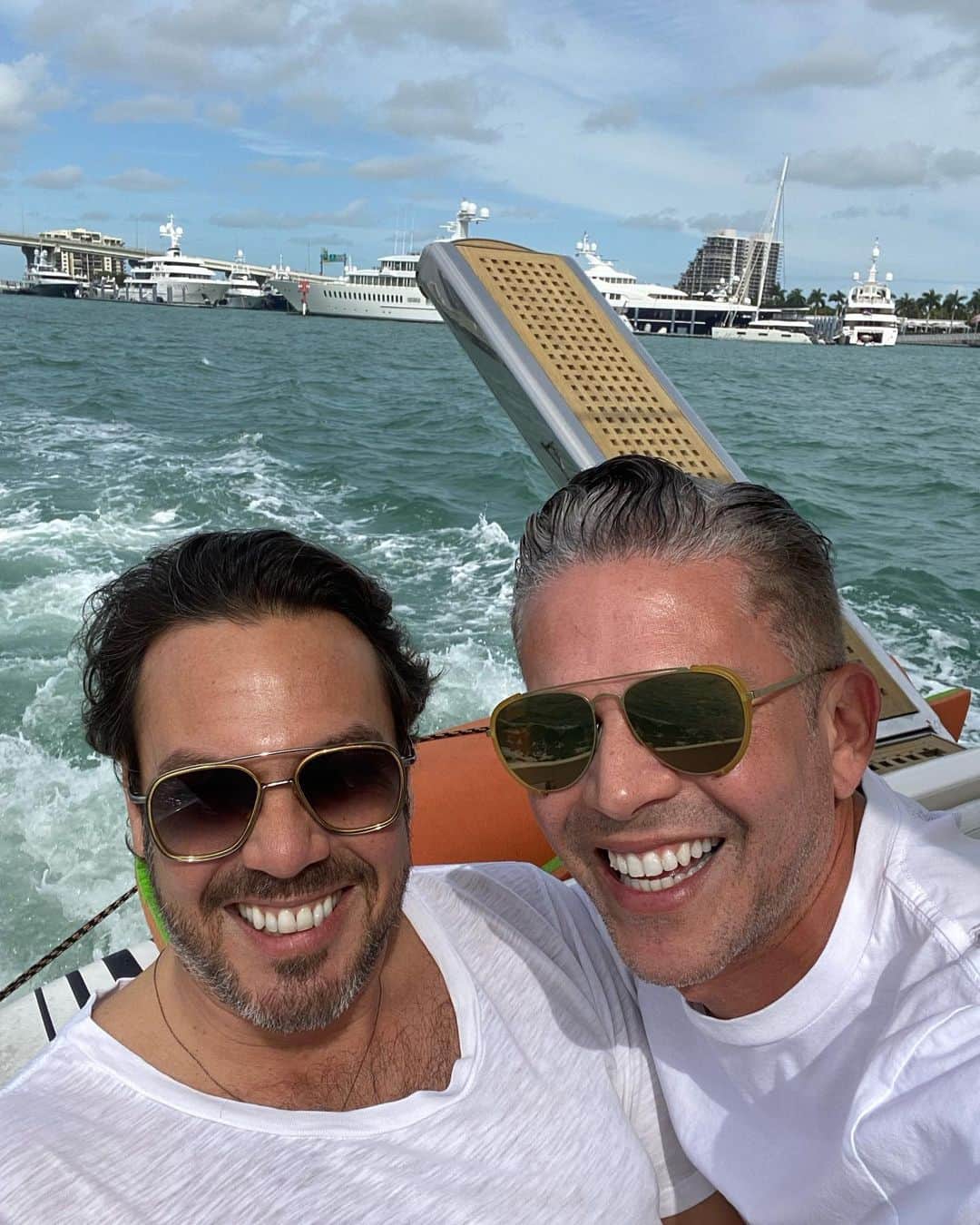 のインスタグラム：「@ernestomathies y yo les deseamos que pasen un feliz Domingo!!! #rodnerfigueroa #ernestomathies #happysunday #miamibeach」